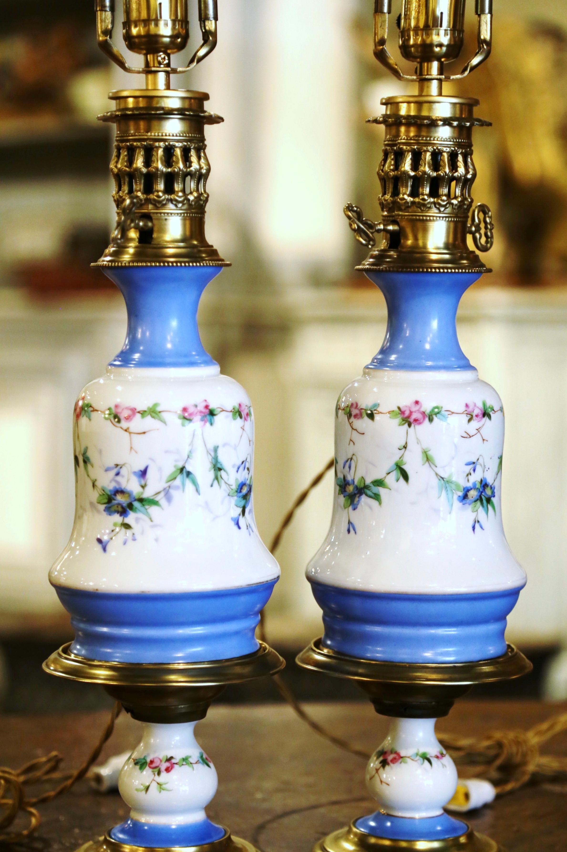 Napoléon III Paire de lampes à huile de table en porcelaine et laiton du 19ème siècle avec motif floral en vente