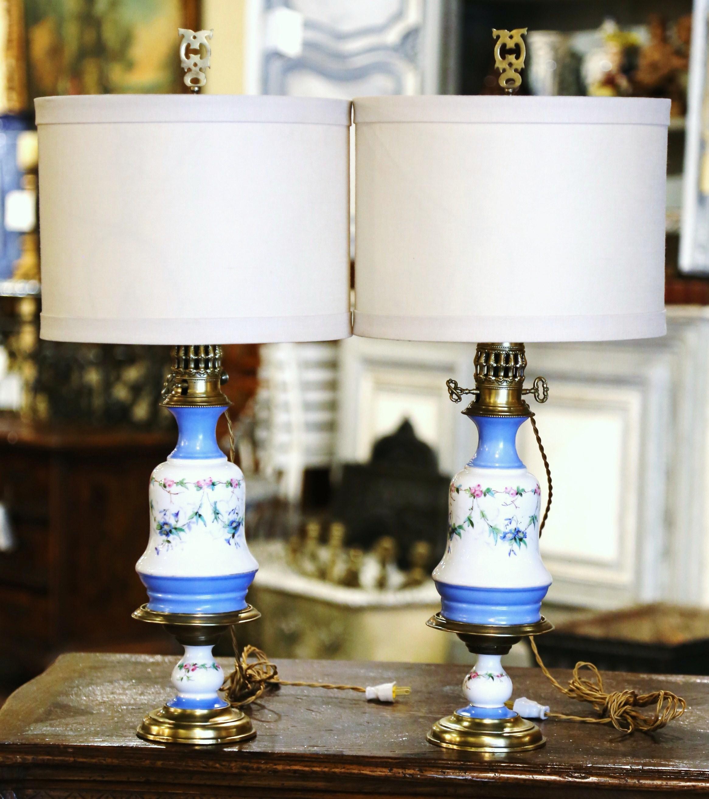 Hand-Painted Pair of 19th Century French Porcelain & Brass Table Oil Lamps with Floral Motif For Sale