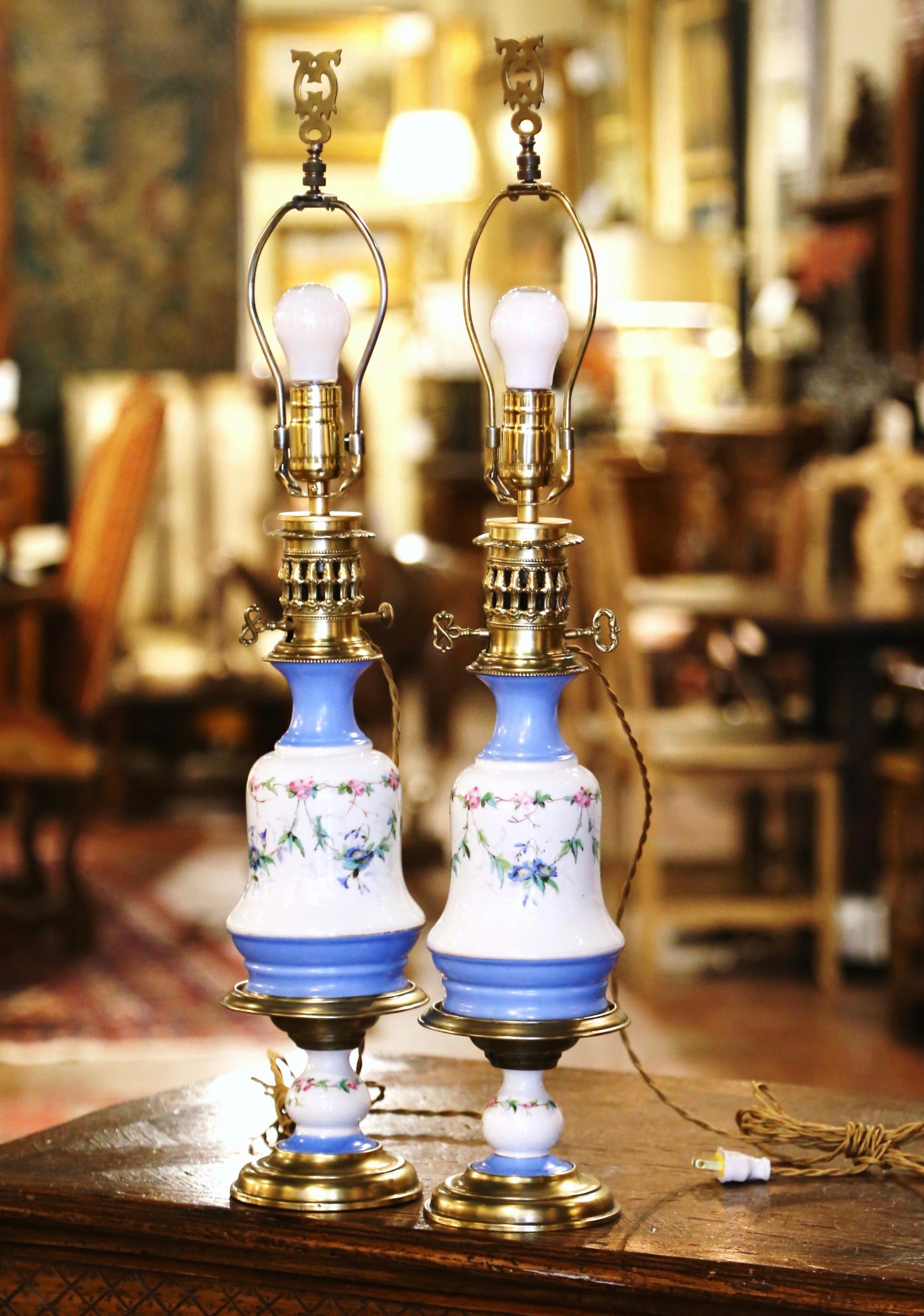 Laiton Paire de lampes à huile de table en porcelaine et laiton du 19ème siècle avec motif floral en vente