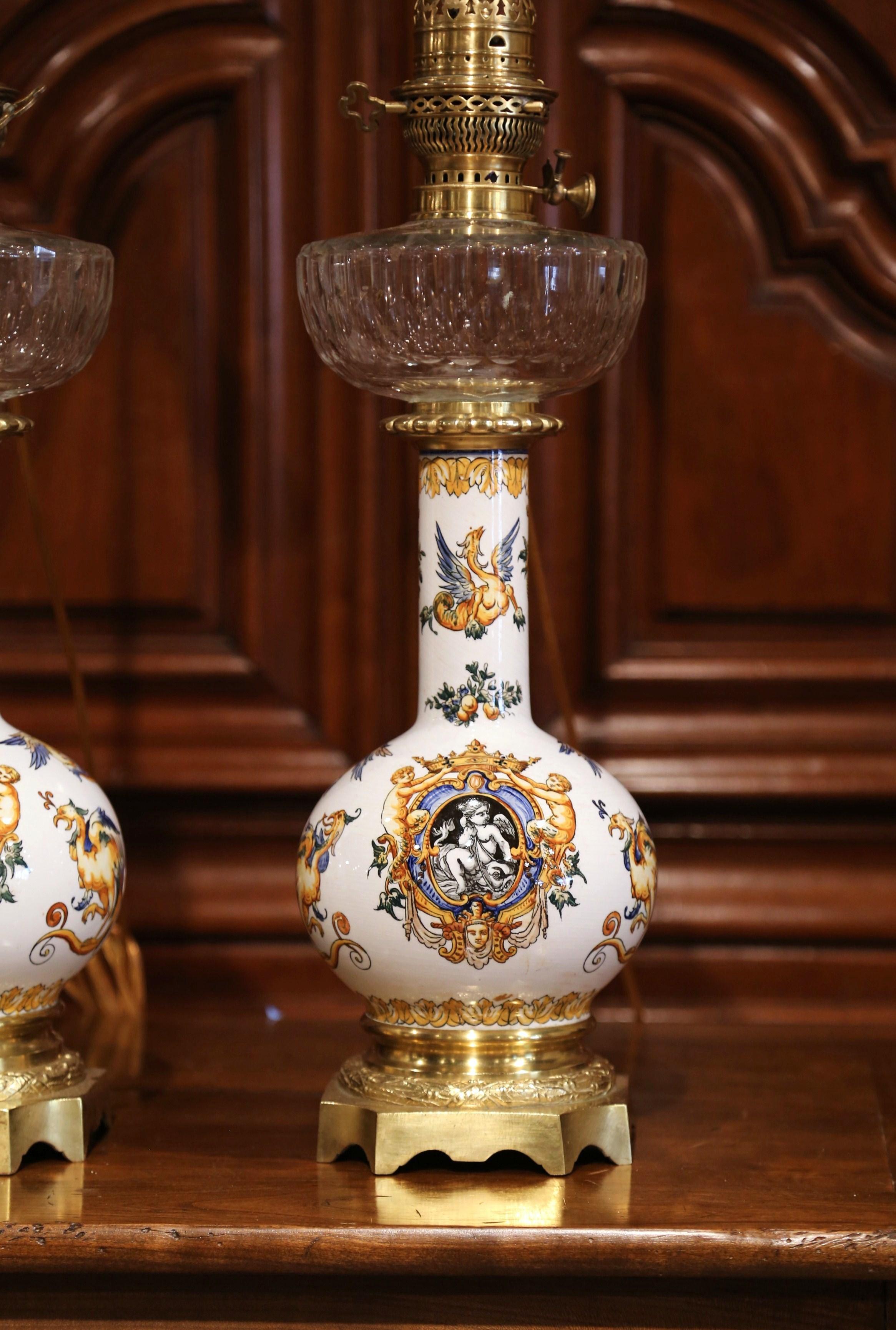 Paire de lampes à huile de Gien en porcelaine, bronze et verre taillé, datant du 19ème siècle en vente 3