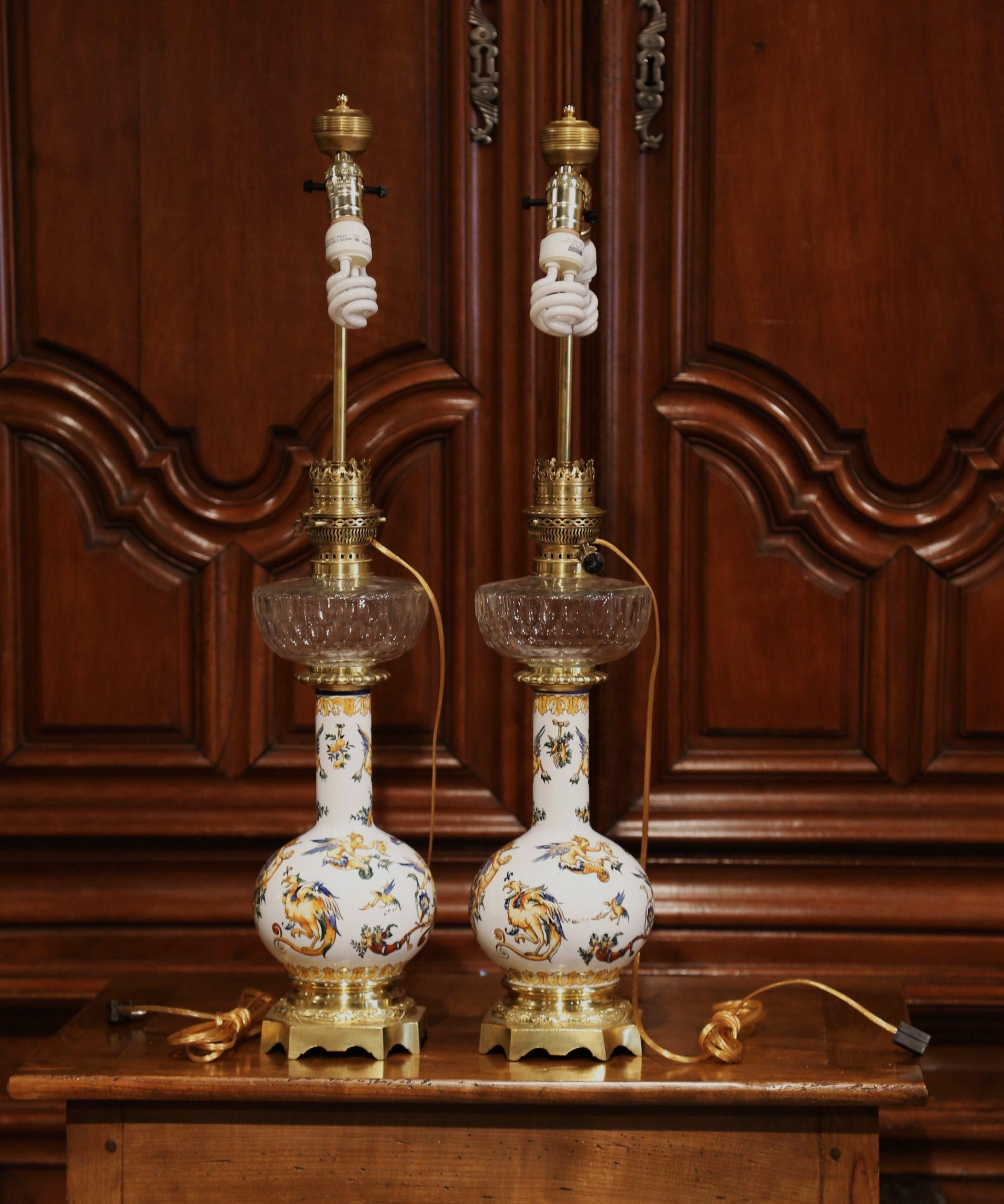 Paire de lampes à huile de Gien en porcelaine, bronze et verre taillé, datant du 19ème siècle en vente 5