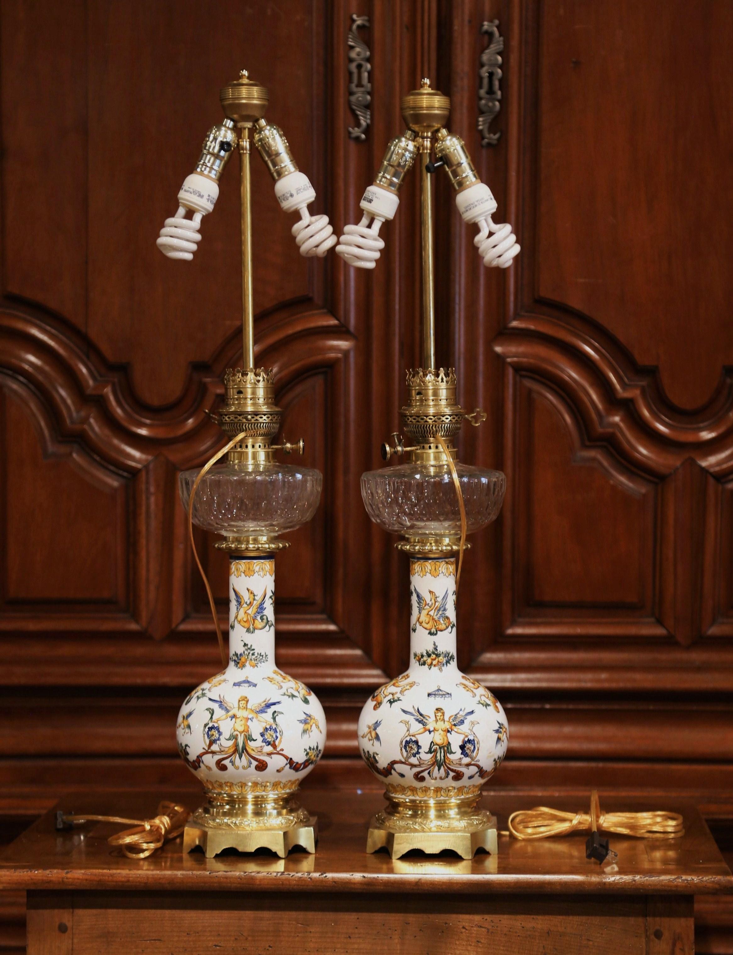 Paire de lampes à huile de Gien en porcelaine, bronze et verre taillé, datant du 19ème siècle en vente 7
