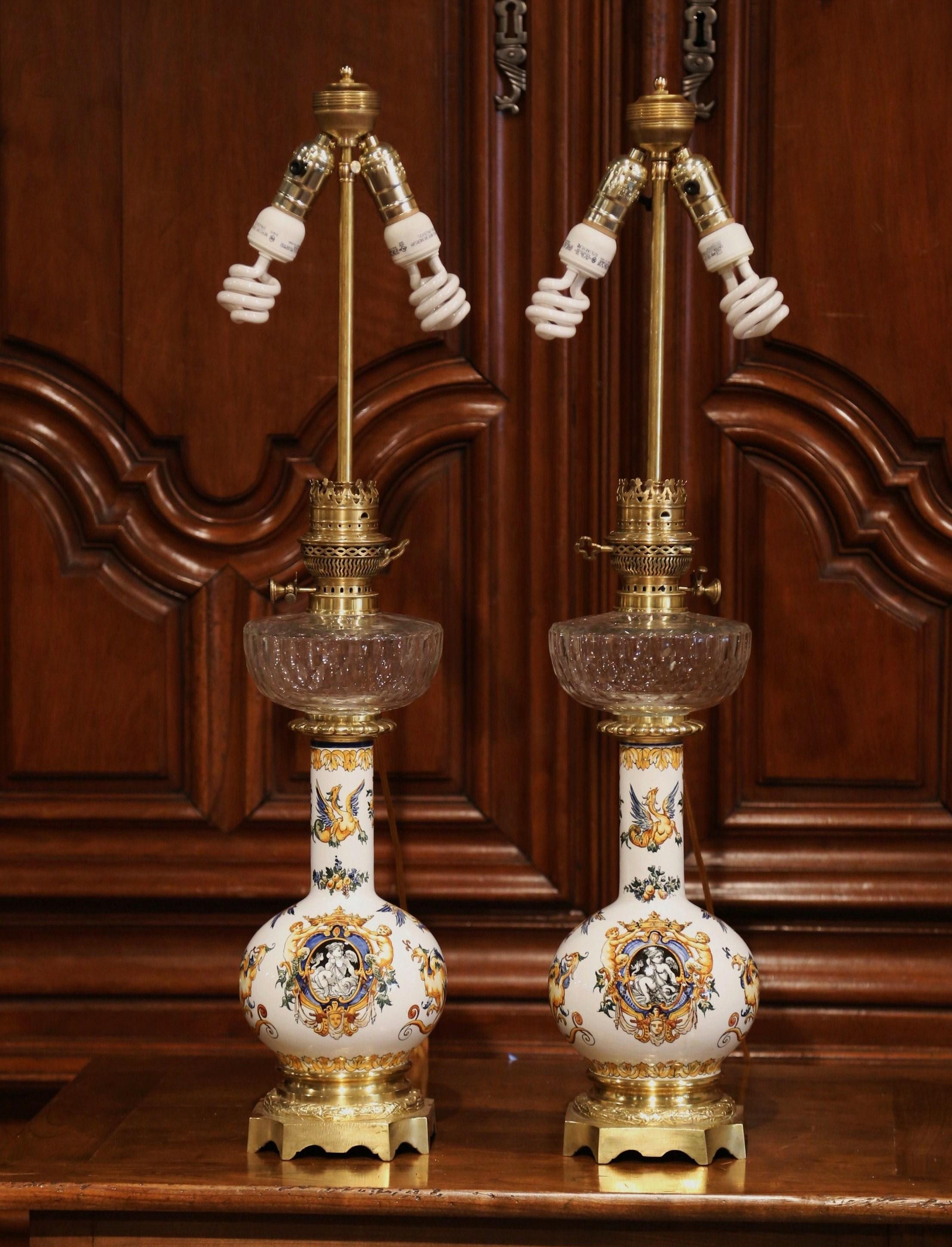Elégante paire de lampes à huile anciennes transformées en lampes de table, fabriquées à Gien, France, vers 1880. Les hautes 
