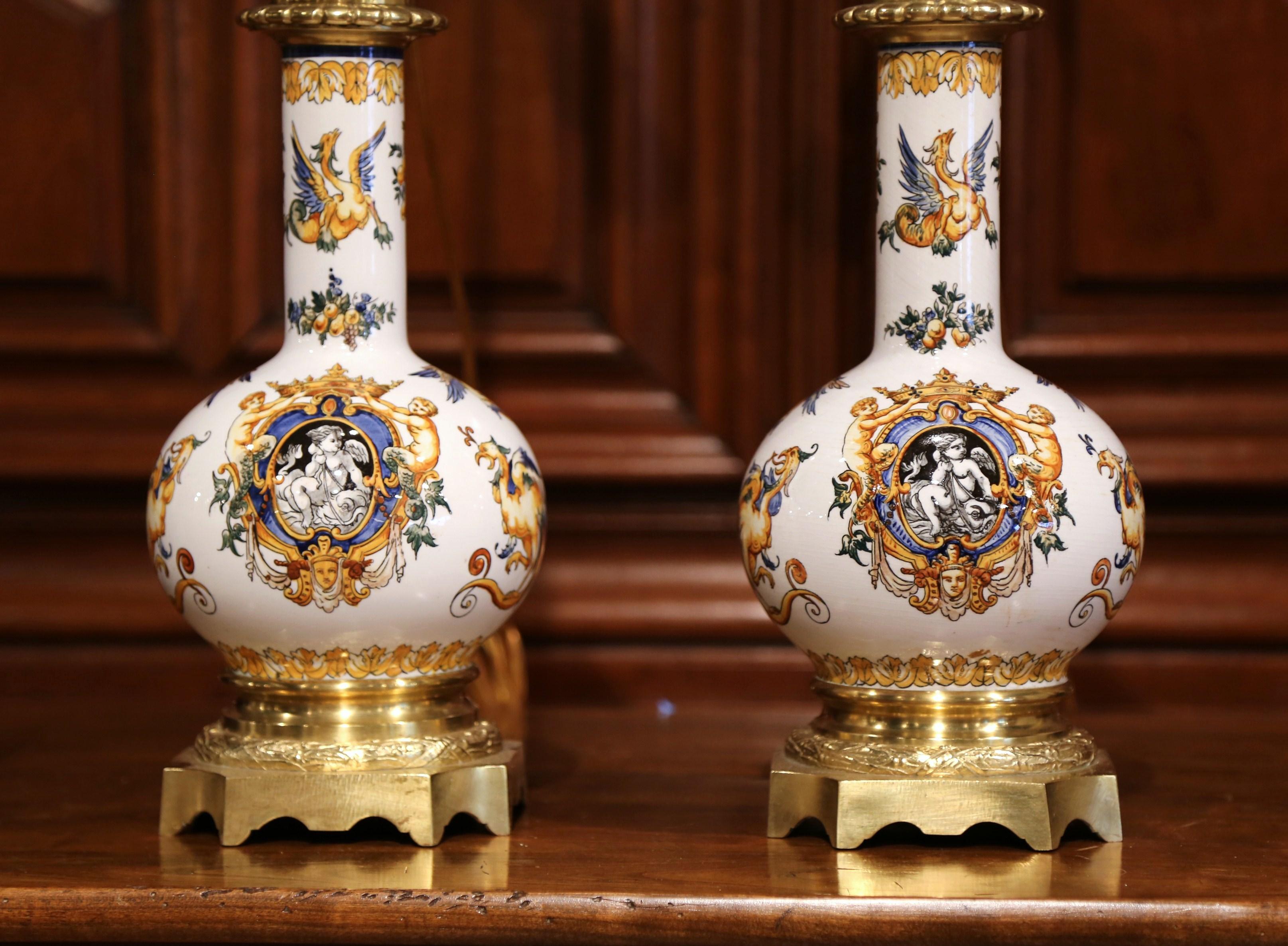 Français Paire de lampes à huile de Gien en porcelaine, bronze et verre taillé, datant du 19ème siècle en vente