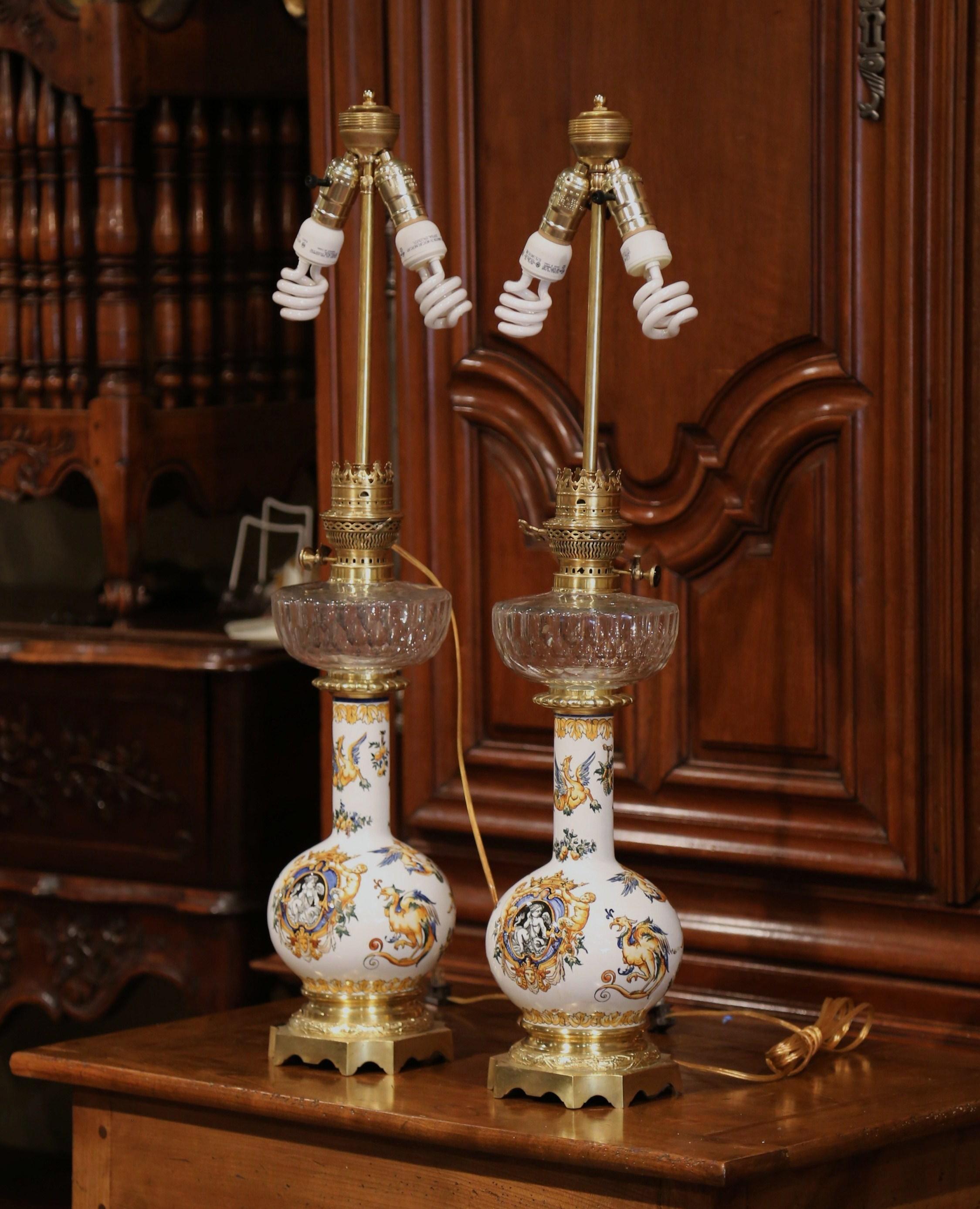 Fait main Paire de lampes à huile de Gien en porcelaine, bronze et verre taillé, datant du 19ème siècle en vente