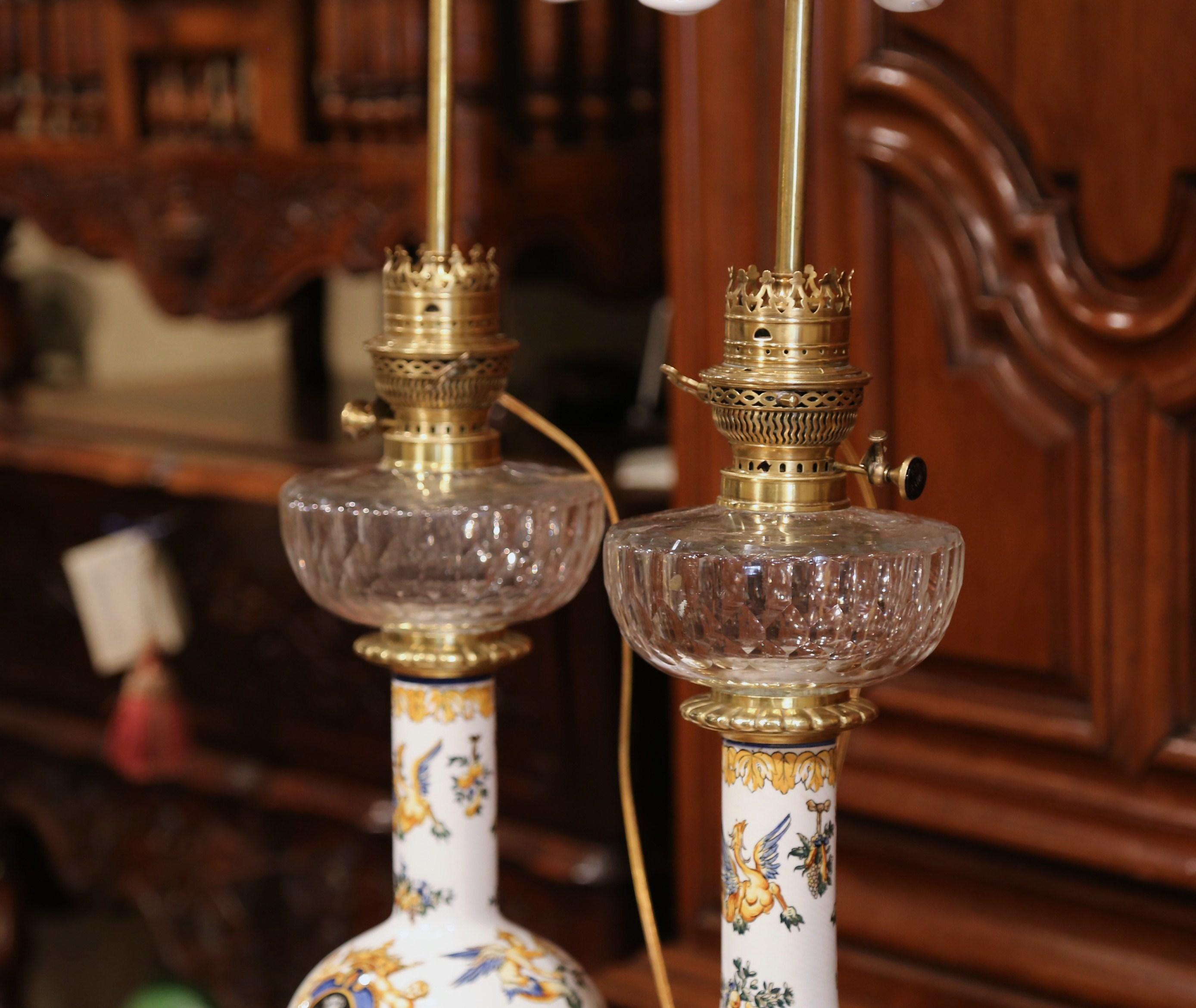 Paire de lampes à huile de Gien en porcelaine, bronze et verre taillé, datant du 19ème siècle Excellent état - En vente à Dallas, TX