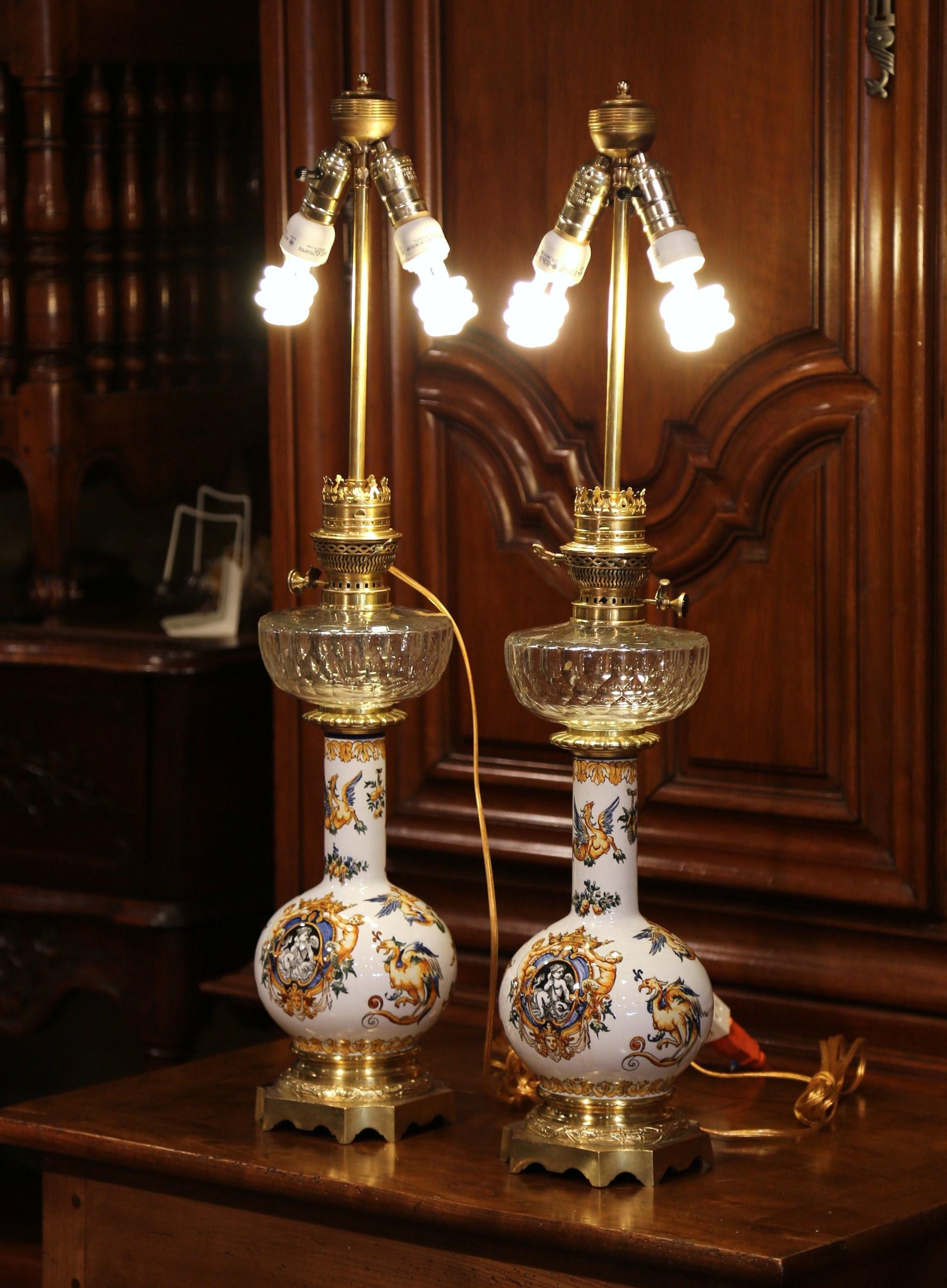 XIXe siècle Paire de lampes à huile de Gien en porcelaine, bronze et verre taillé, datant du 19ème siècle en vente