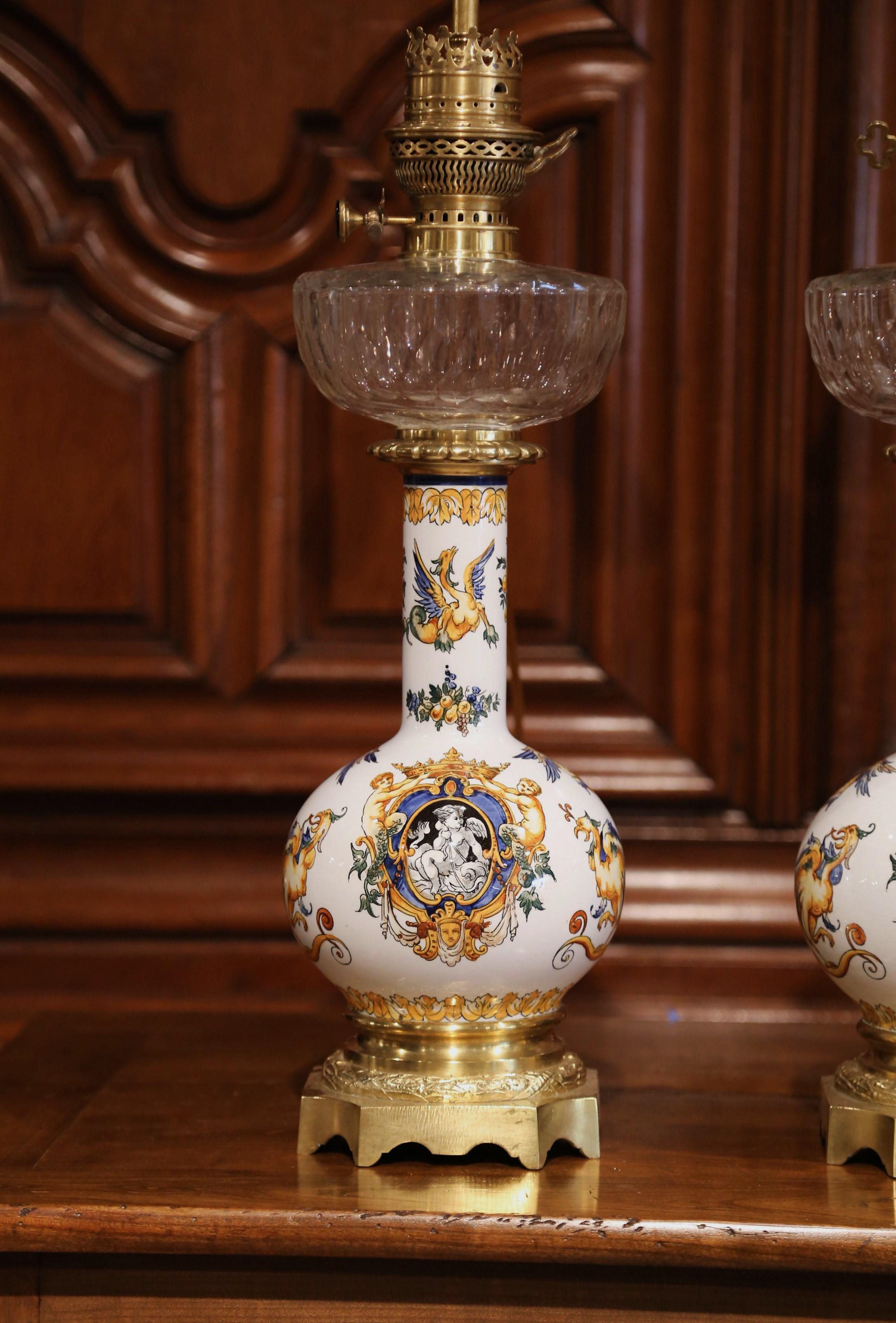 Paire de lampes à huile de Gien en porcelaine, bronze et verre taillé, datant du 19ème siècle en vente 2