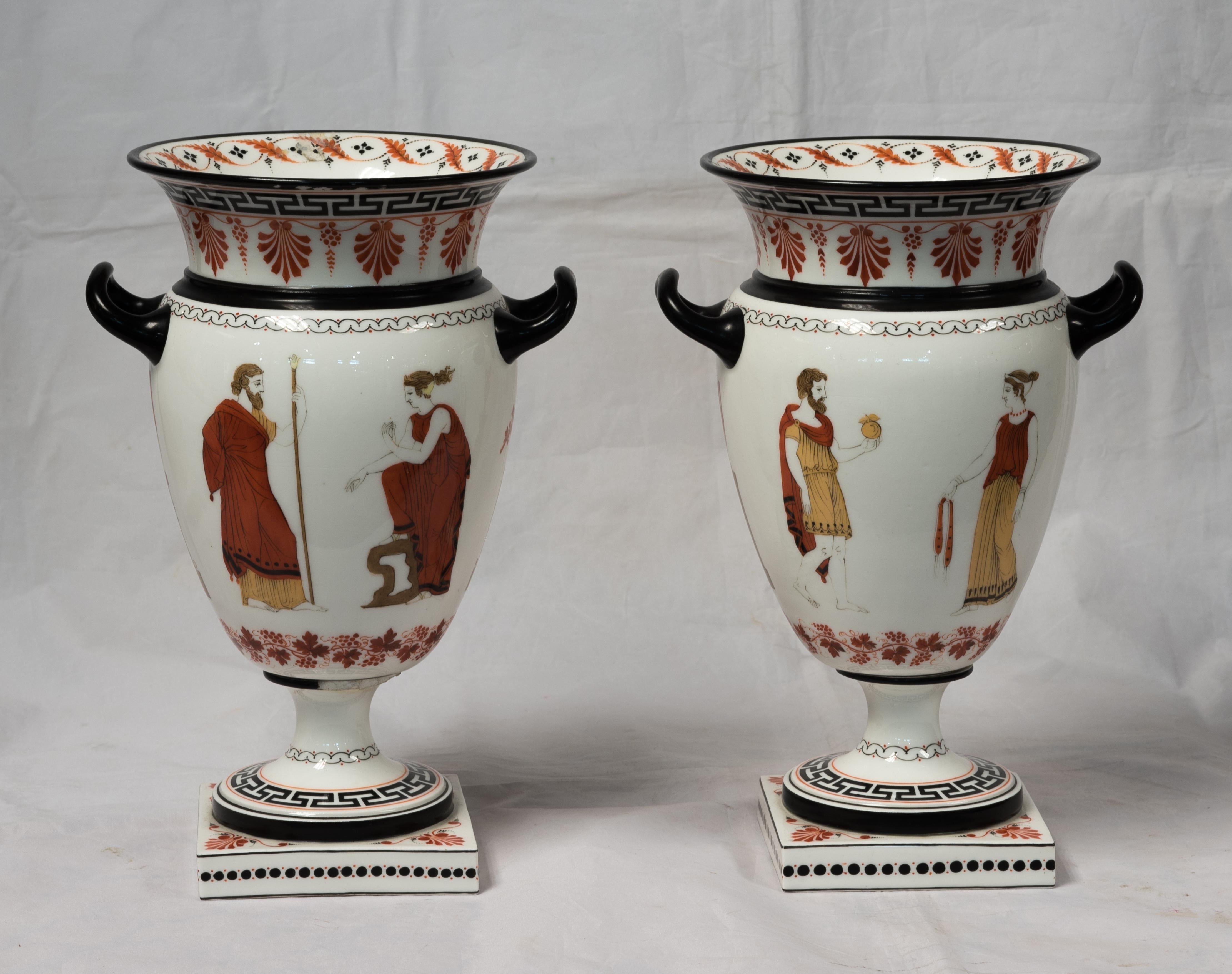 Coppia di vasi in porcellana francese in stile greco-rinascimentale

Ciascuno di essi ha una forma a campana, il collo dipinto con un anthemion stilizzato e un motivo a traforo, il corpo con figure classiche sopra una vite fruttifera.

Data: Metà