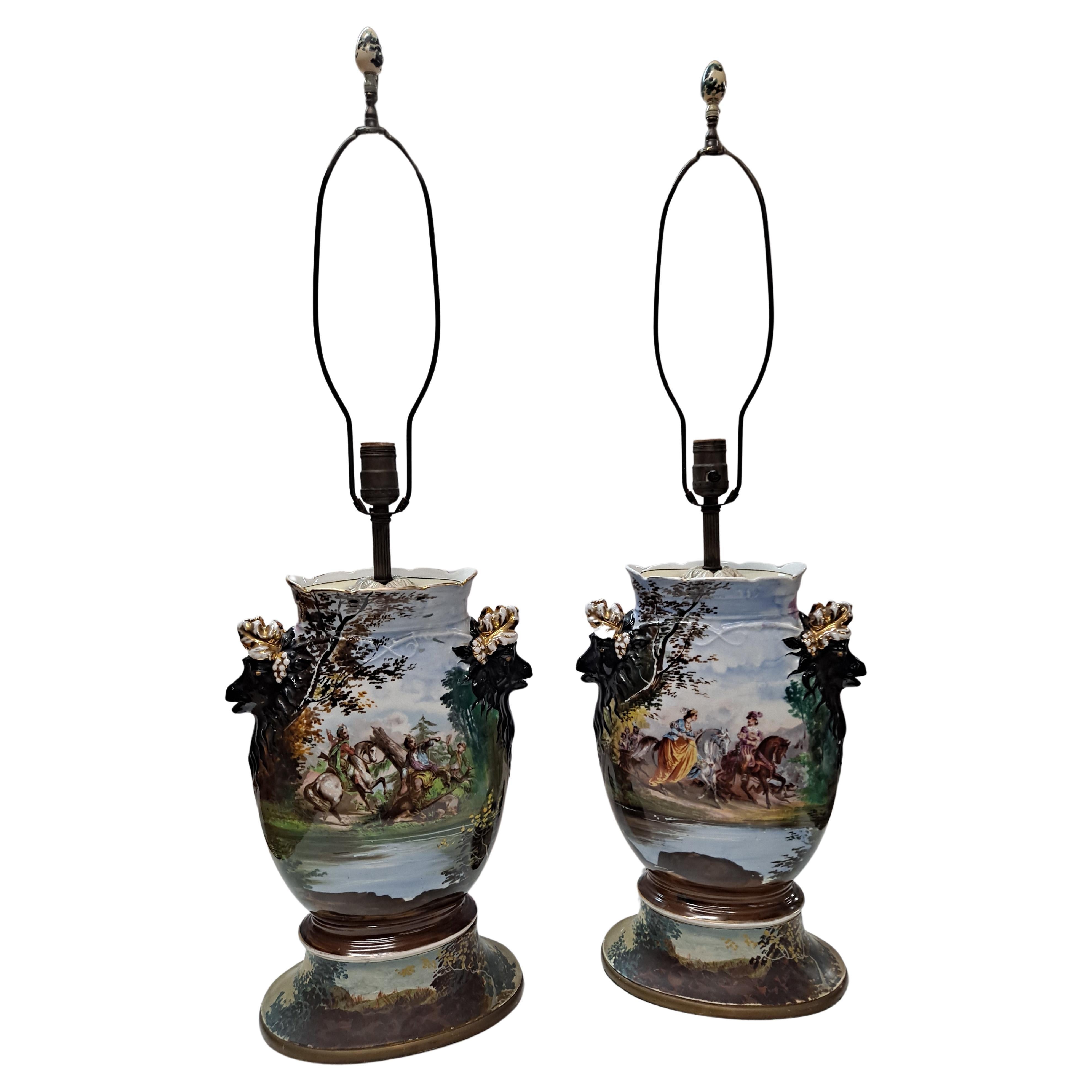 Paar französische Porzellan-Tischlampen, 19. Jahrhundert, handbemalt und vergoldet, szenisch im Angebot