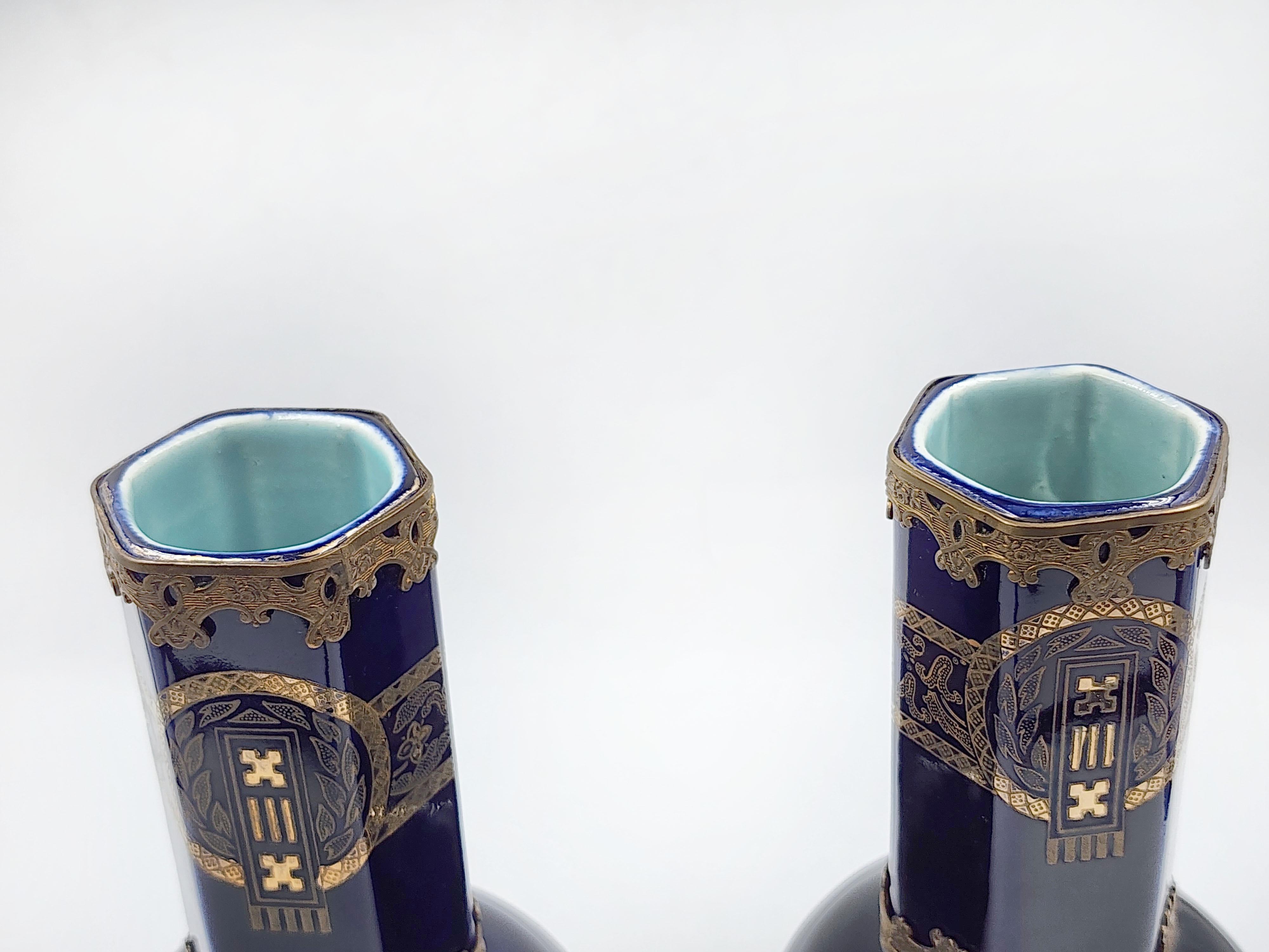 Coppia di vasi in porcellana francese del XIX secolo
Questa coppia di vasi antichi francesi è stata realizzata in porcellana e bronzo nel XIX secolo. La porcellana presenta un colore blu cobalto intenso e uniforme, mentre i dettagli in bronzo