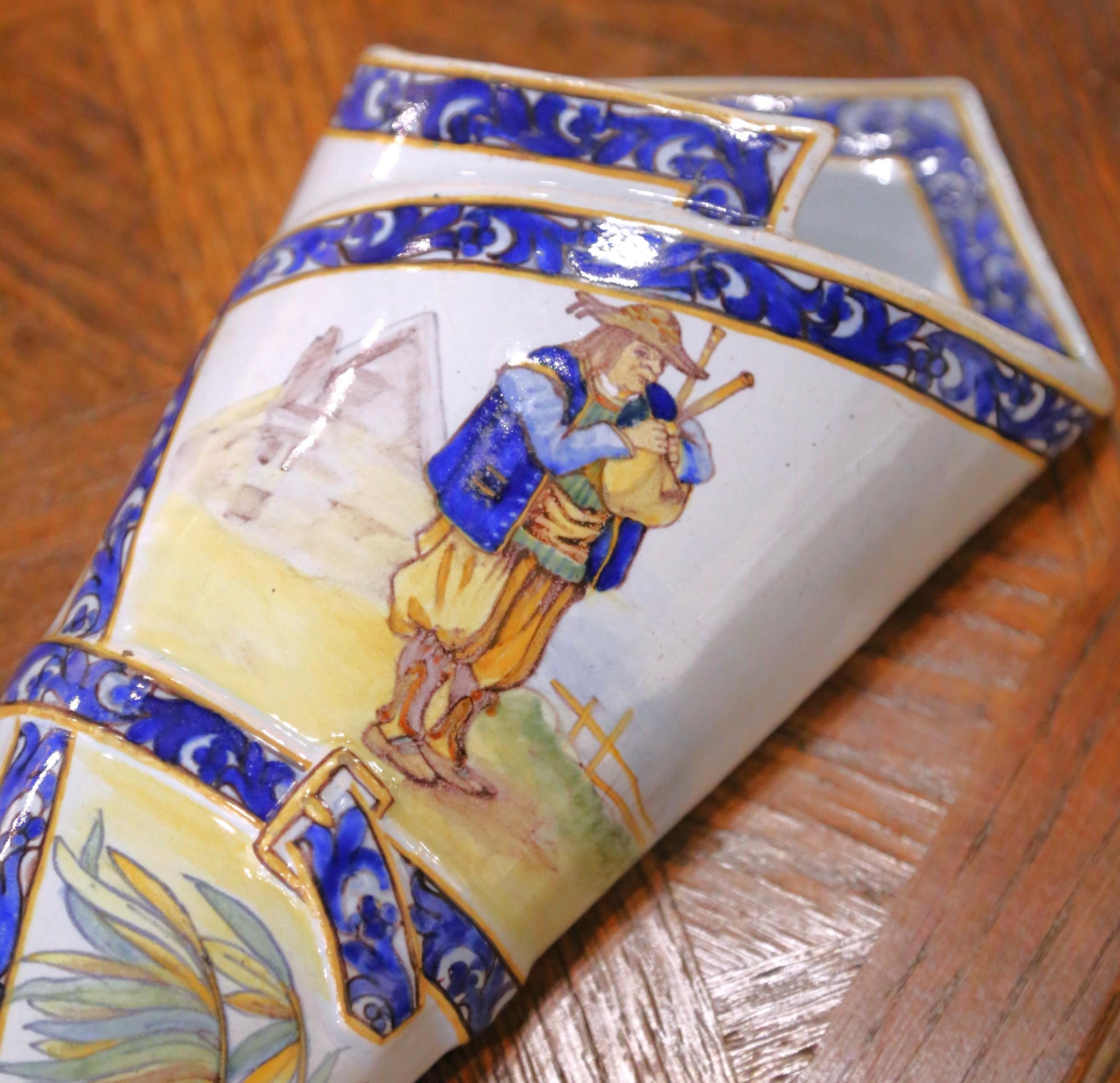 Pair of 19th Century French Porquier-Beau Quimper Faience Wall Vases For Sale 3