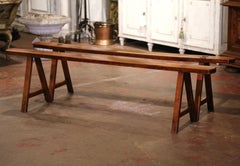 Paar geschnitzte Kirschholzbänke im französischen Provinzialstil des 19. Jahrhunderts auf Böcken