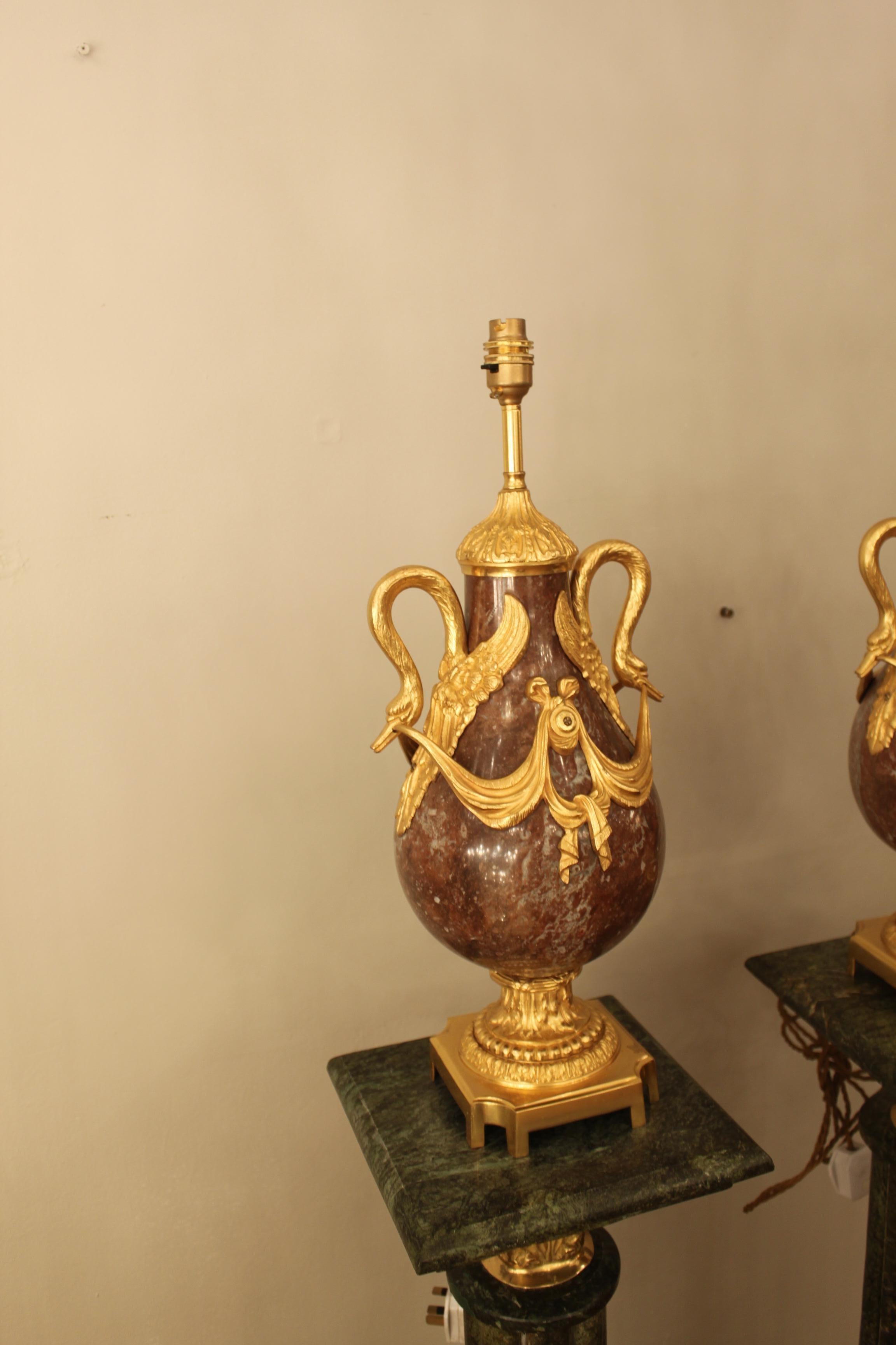 Die um 1880 in Frankreich gefertigten Kassetten sind aus rotem Marmor geschnitzt und haben einen Sockel aus Bronze und dekorative Bronzebeschläge. Die Kassetten wurden in Tischlampen umgewandelt und beide haben weiße, plissierte Lampenschirme. Die