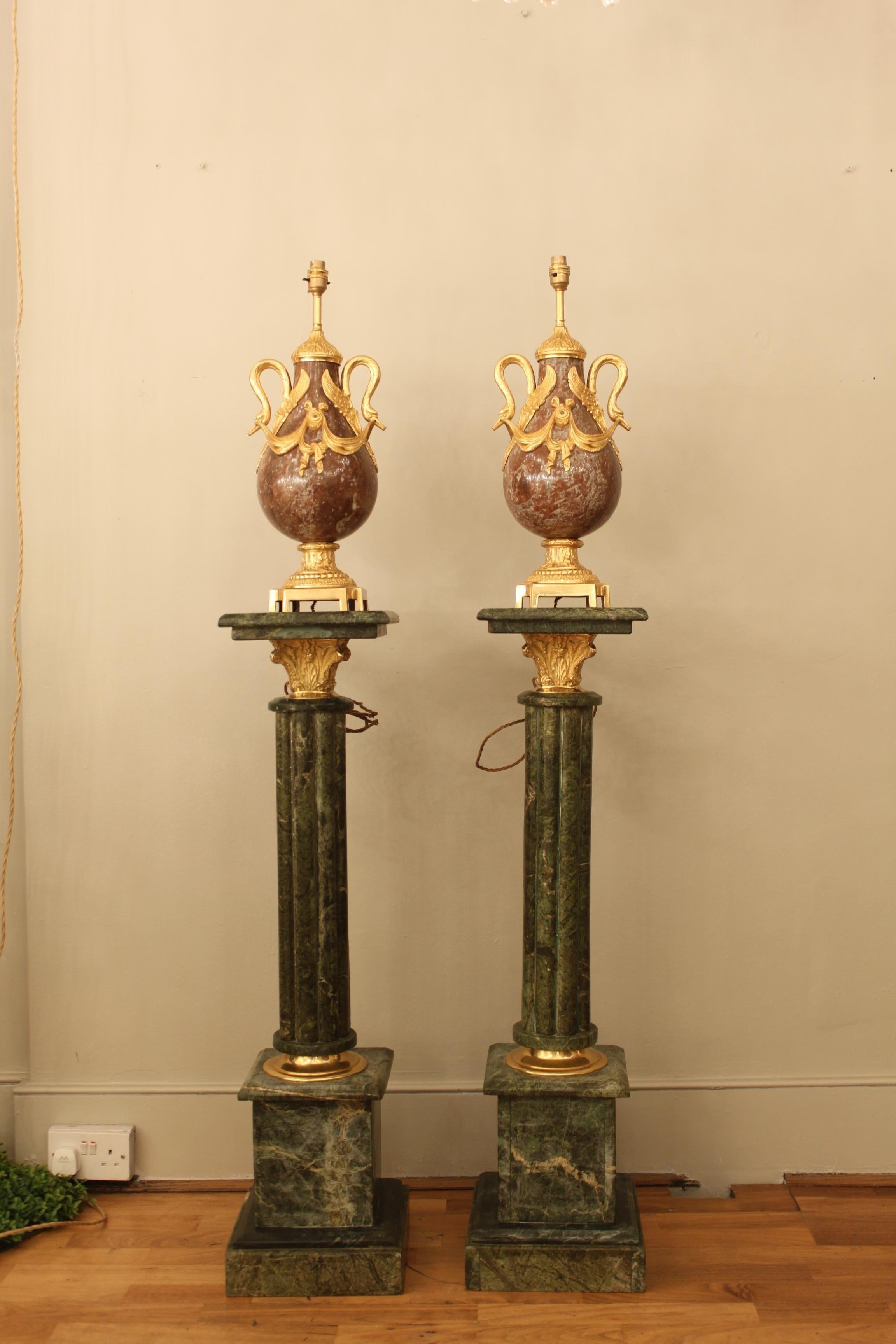 Français Paire de lampes de table Cassolettes en marbre rouge et bronze du 19ème siècle en vente