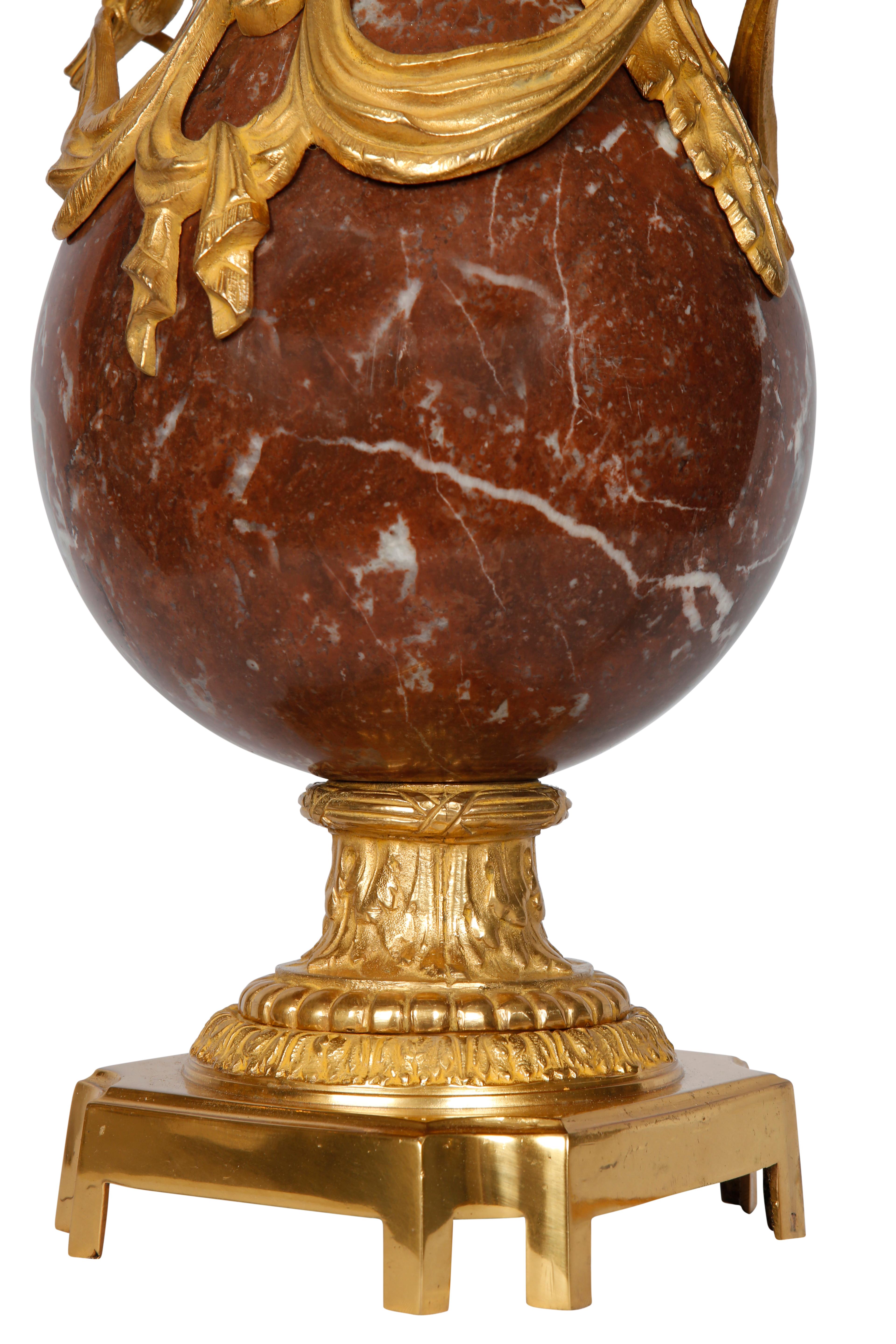 Paar französische Cassolettes-Tischlampen aus rotem Marmor und Bronze aus dem 19. Jahrhundert (Spätes 19. Jahrhundert) im Angebot