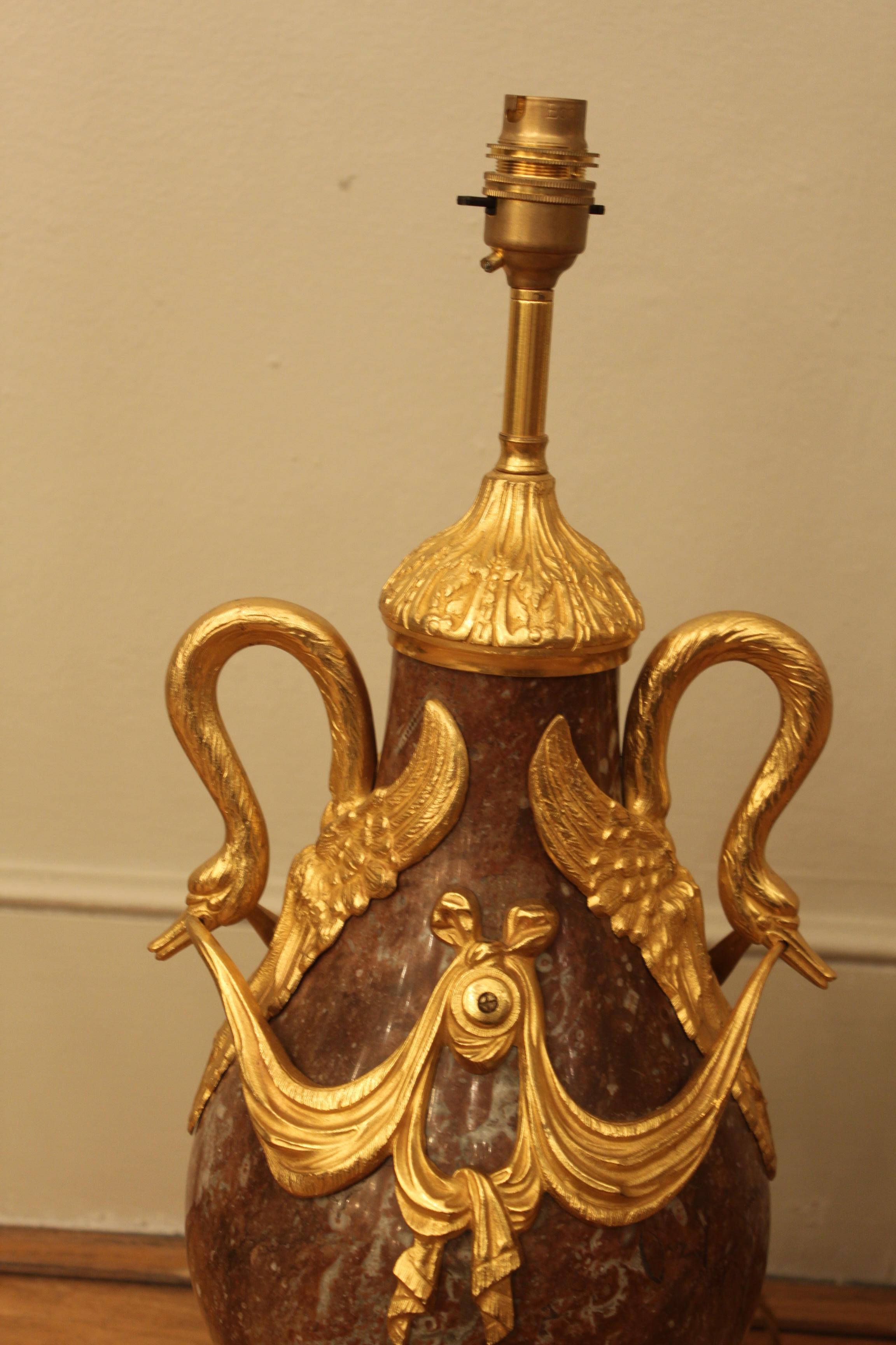 Paar französische Tischlampen aus rotem Marmor und Bronze aus dem 19. Jahrhundert im Zustand „Hervorragend“ im Angebot in London, GB