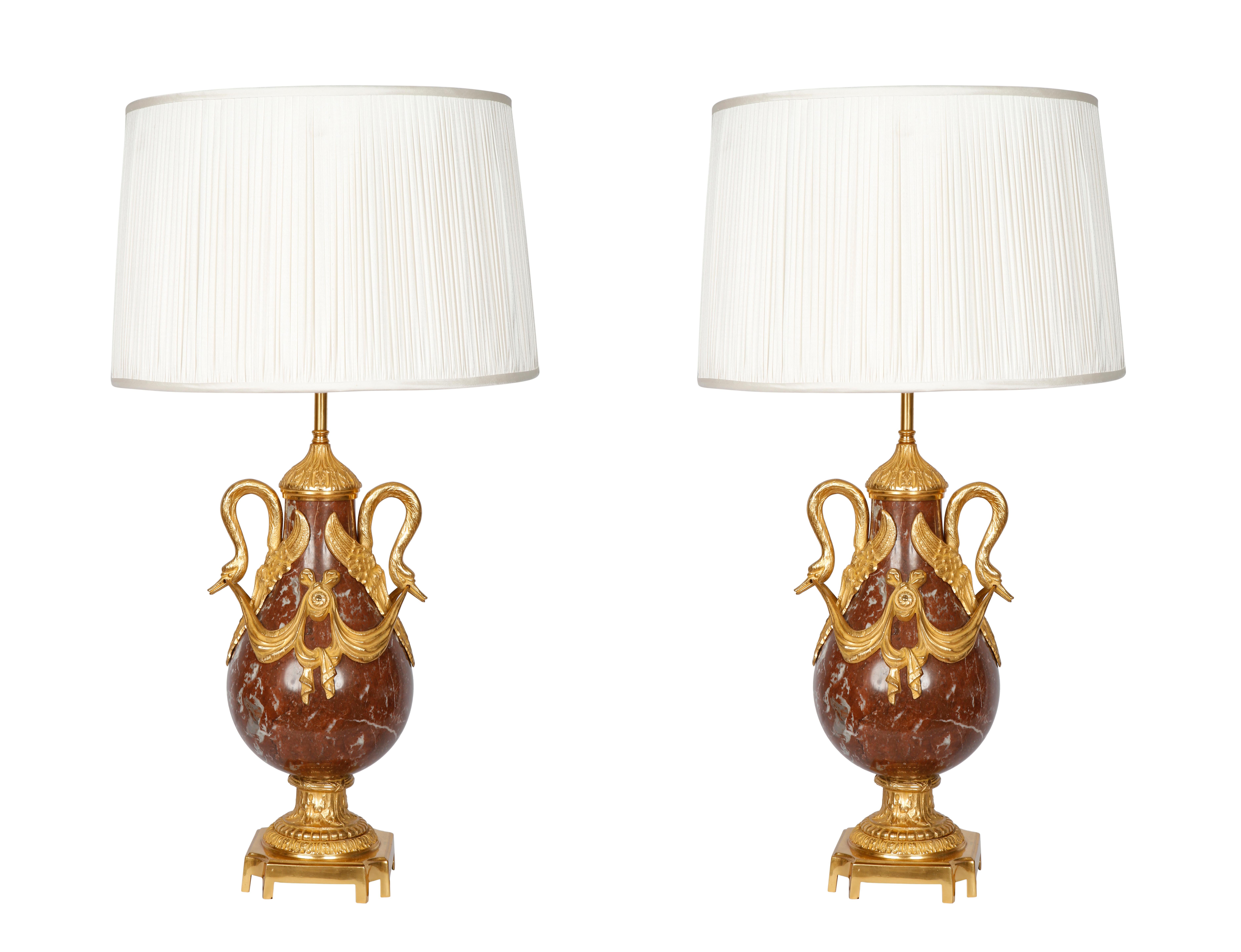 Paar französische Cassolettes-Tischlampen aus rotem Marmor und Bronze aus dem 19. Jahrhundert im Angebot 1