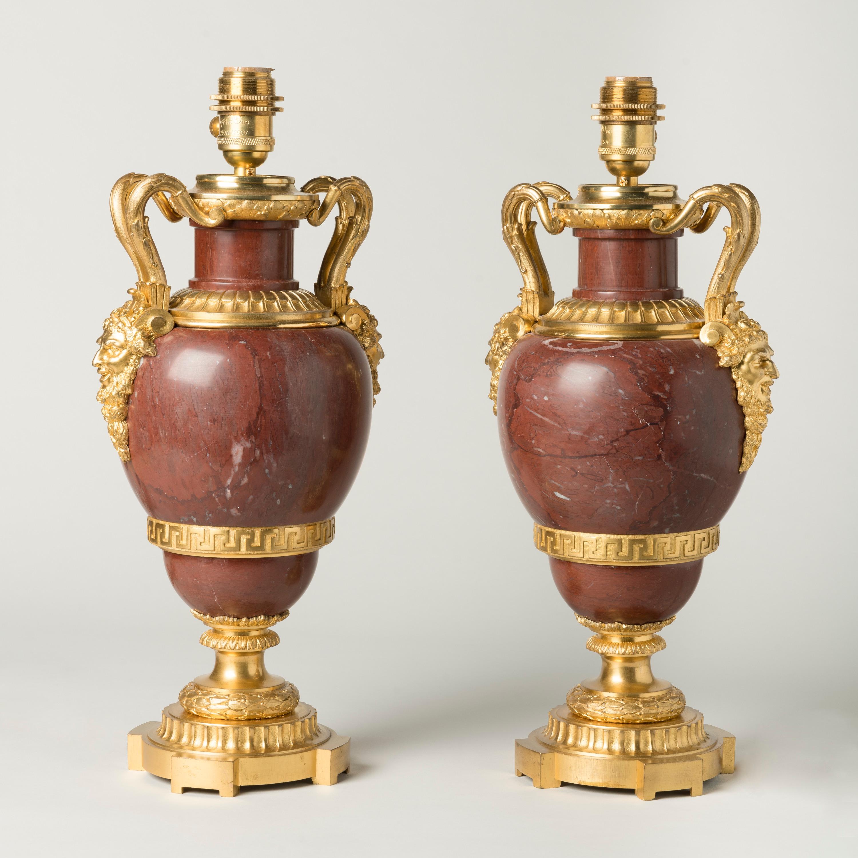 Paar antike französische Lampen aus rotem Marmor des 19. Jahrhunderts mit Bronze-Doré-Fassungen (Goldbronze) im Angebot