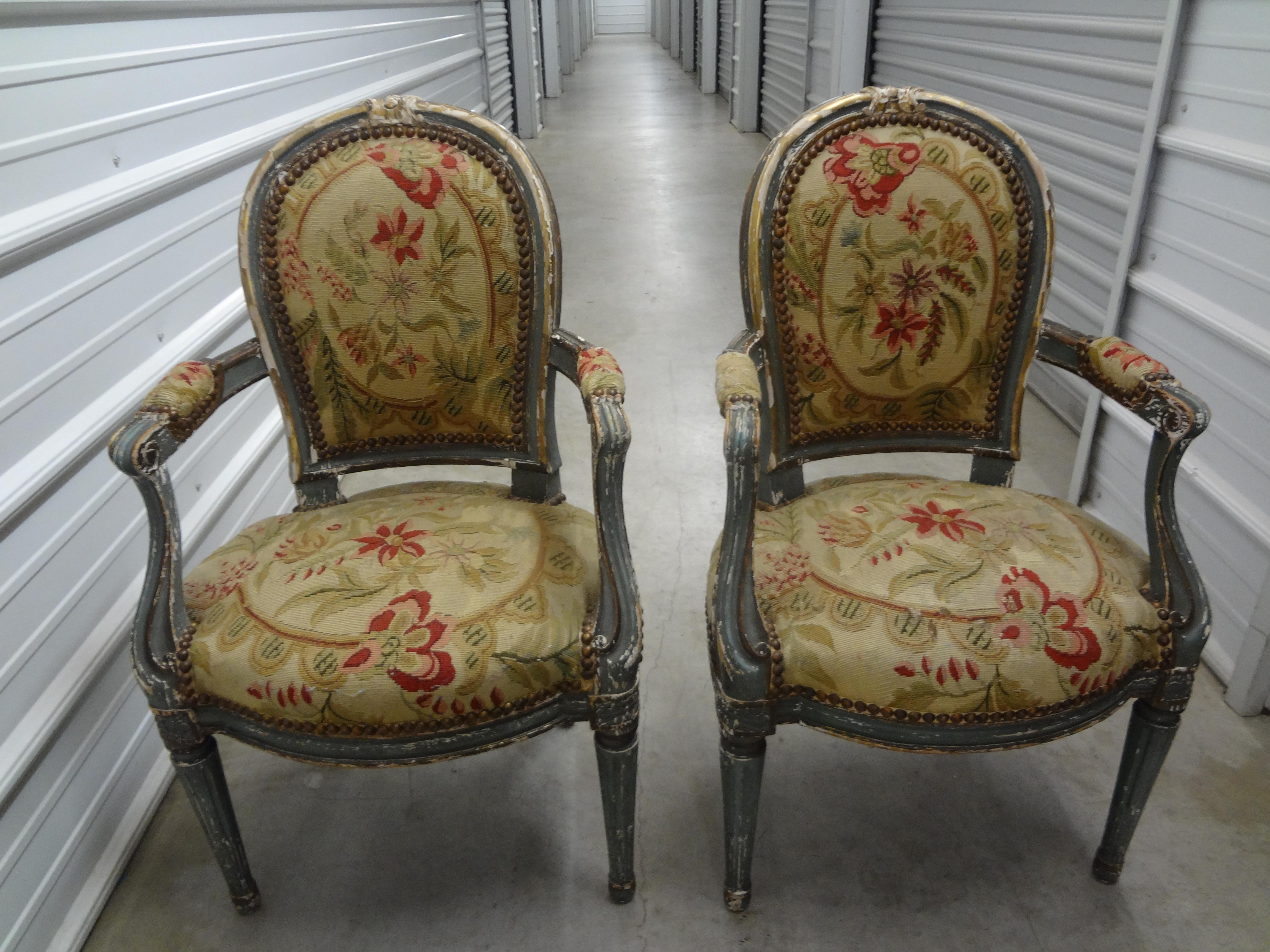 Paar französische Kinderstühle im Rgence-Stil des 19. Jahrhunderts (Gobelinstrickerei) im Angebot