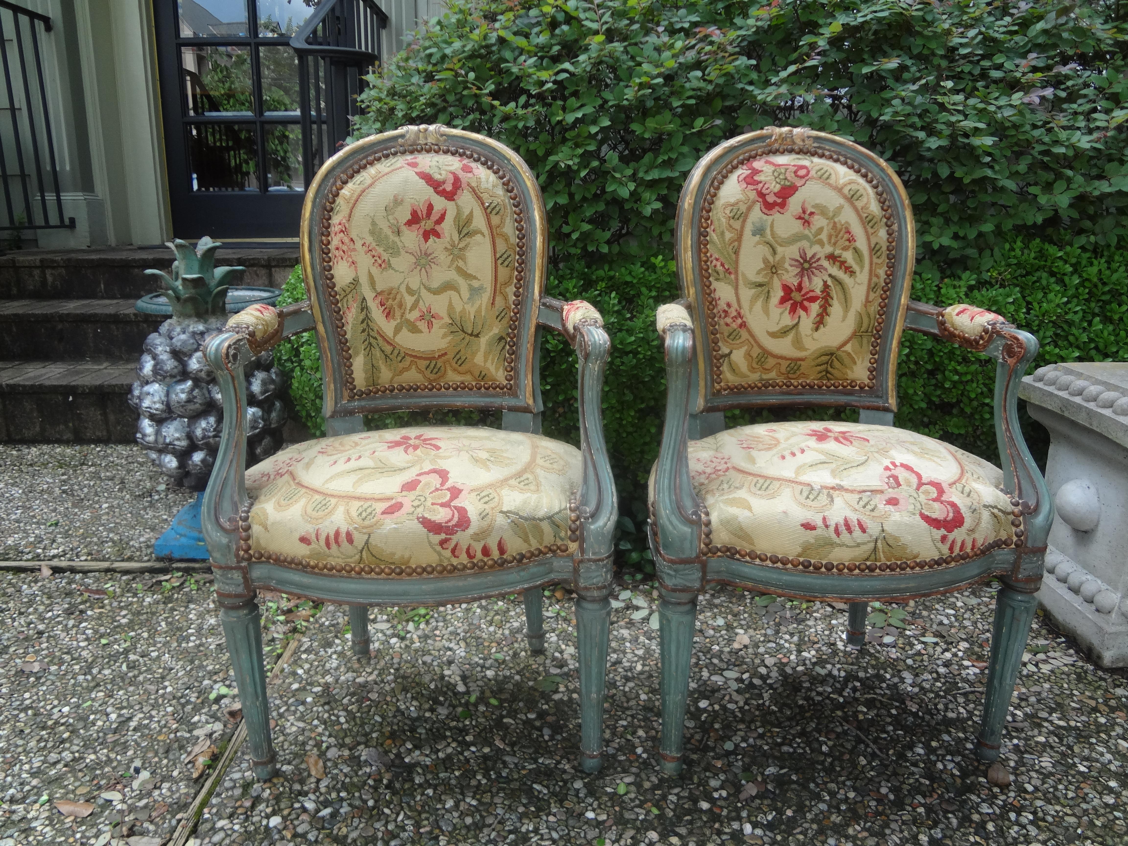 Superbe paire de chaises d'enfant ou de chaises d'enfant de style Régence française du 19e siècle. Ces chaises d'enfant de style Régence ont une belle finition peinte et sont tapissées de tapisserie à l'aiguille du 19ème siècle avec des détails de