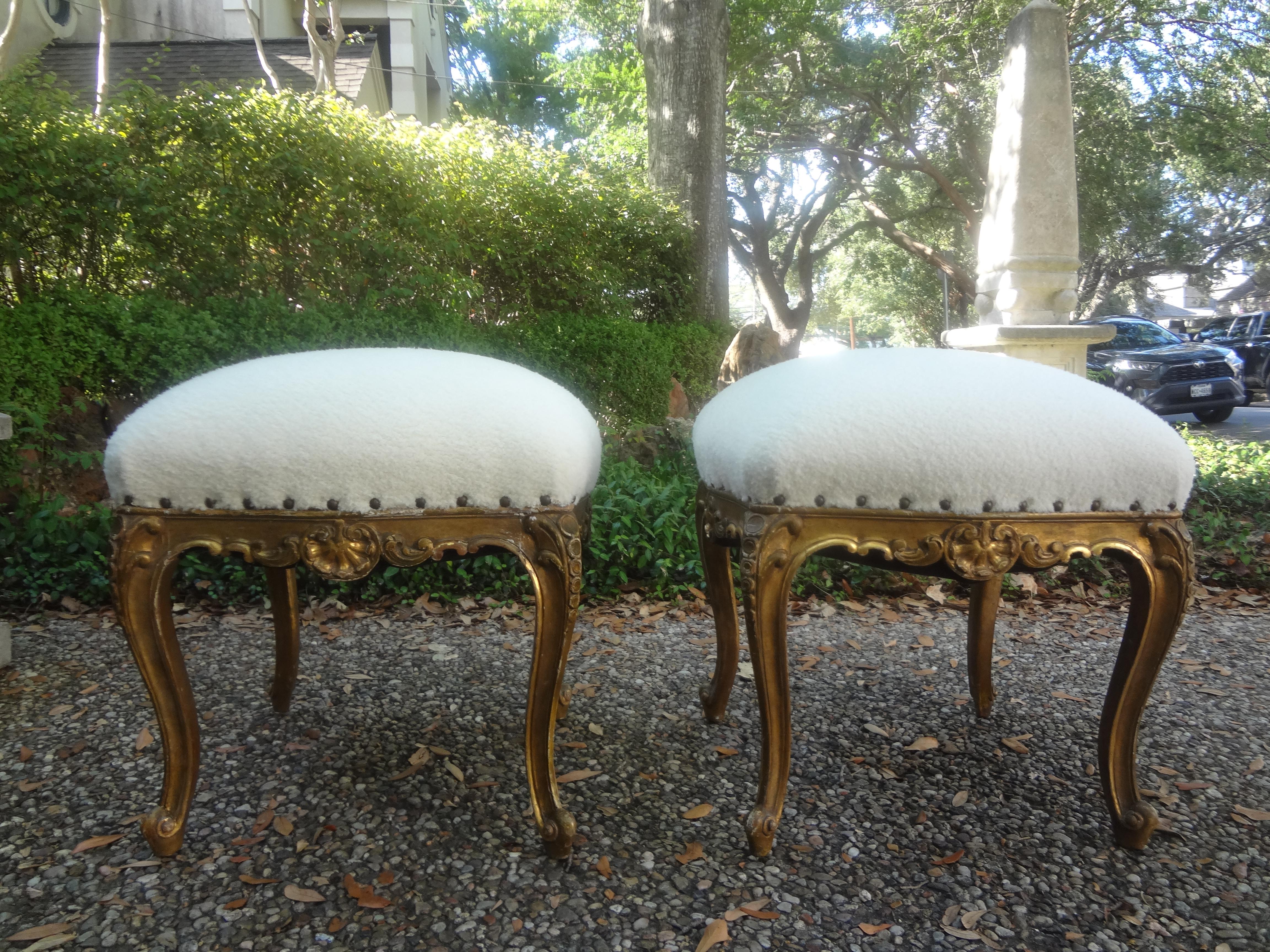 Coppia di ottomane o panche in legno dorato in stile Regence francese del XIX secolo.
Questa bella coppia di antichi pouf, panche, sgabelli o pouf in legno dorato francese è di buone dimensioni ed è stata rivestita professionalmente in un tessuto di