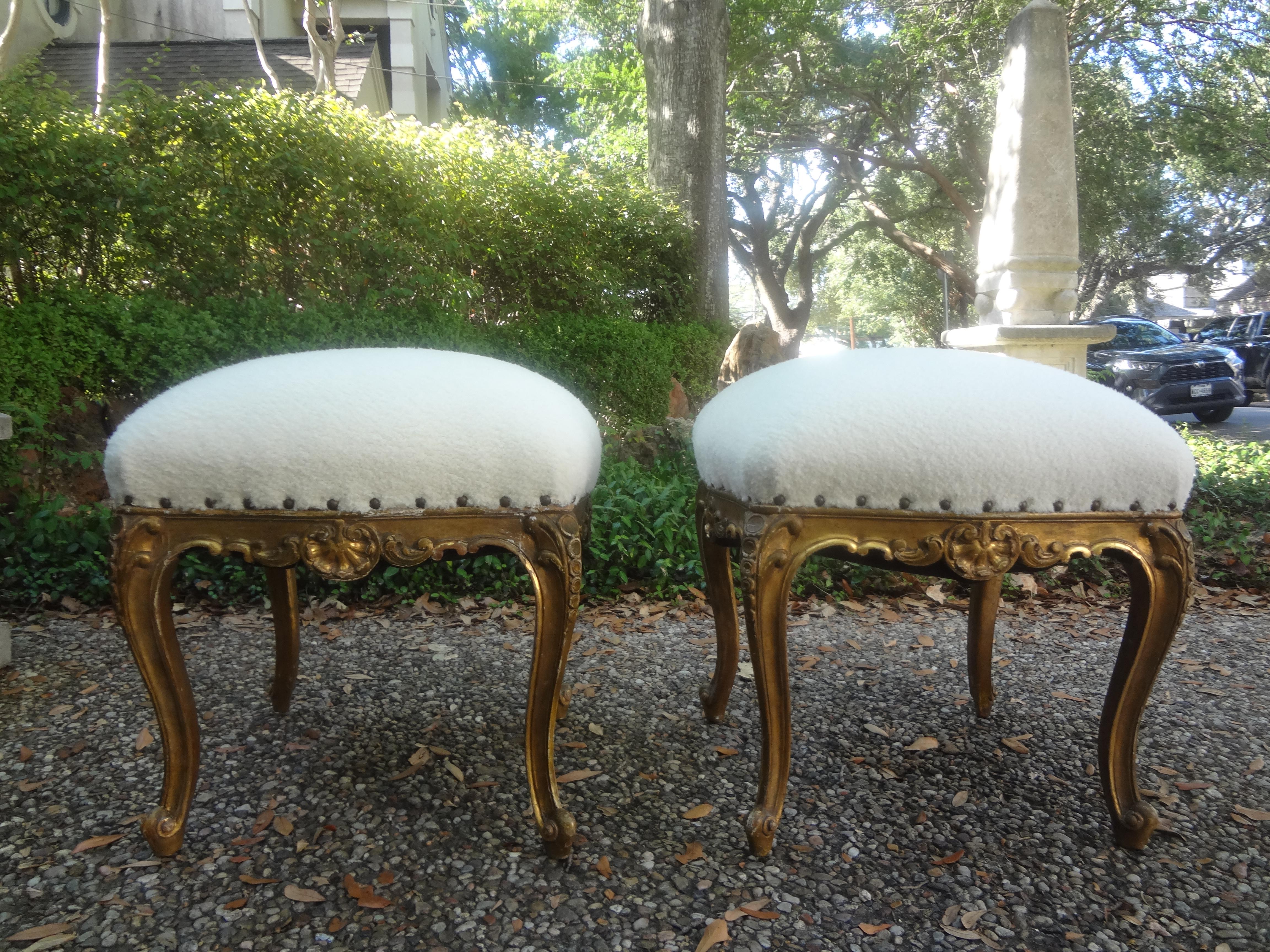 Paire d'ottomans ou de bancs en bois doré de style Régence française du XIXe siècle.
Cette paire d'ottomans, de bancs, de tabourets ou de poufs anciens en bois doré est de bonne taille et a été professionnellement tapissée d'un tissu de laine crème