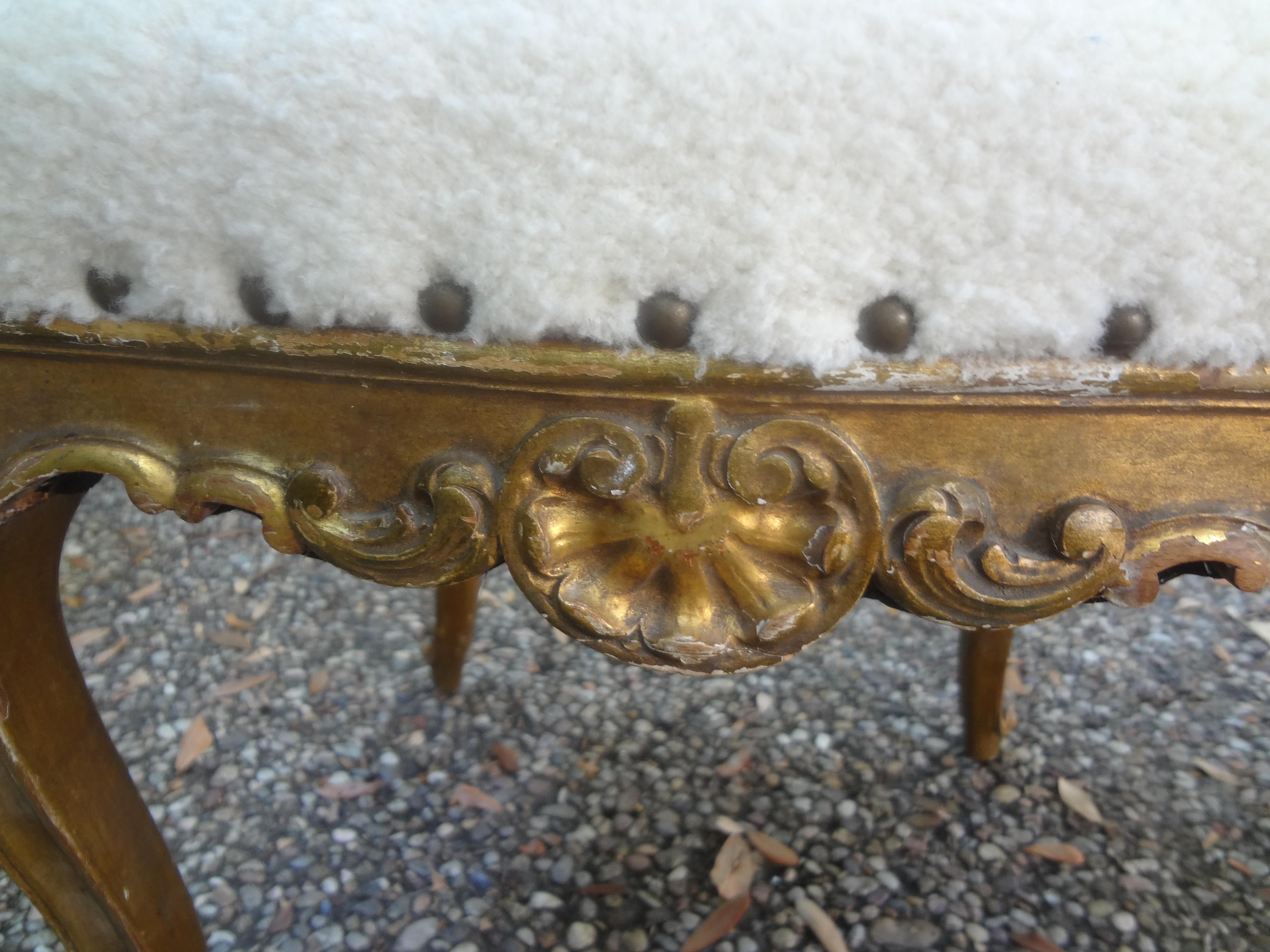 Laine Paire d'ottomans ou de bancs en bois doré de style Régence française du 19ème siècle en vente