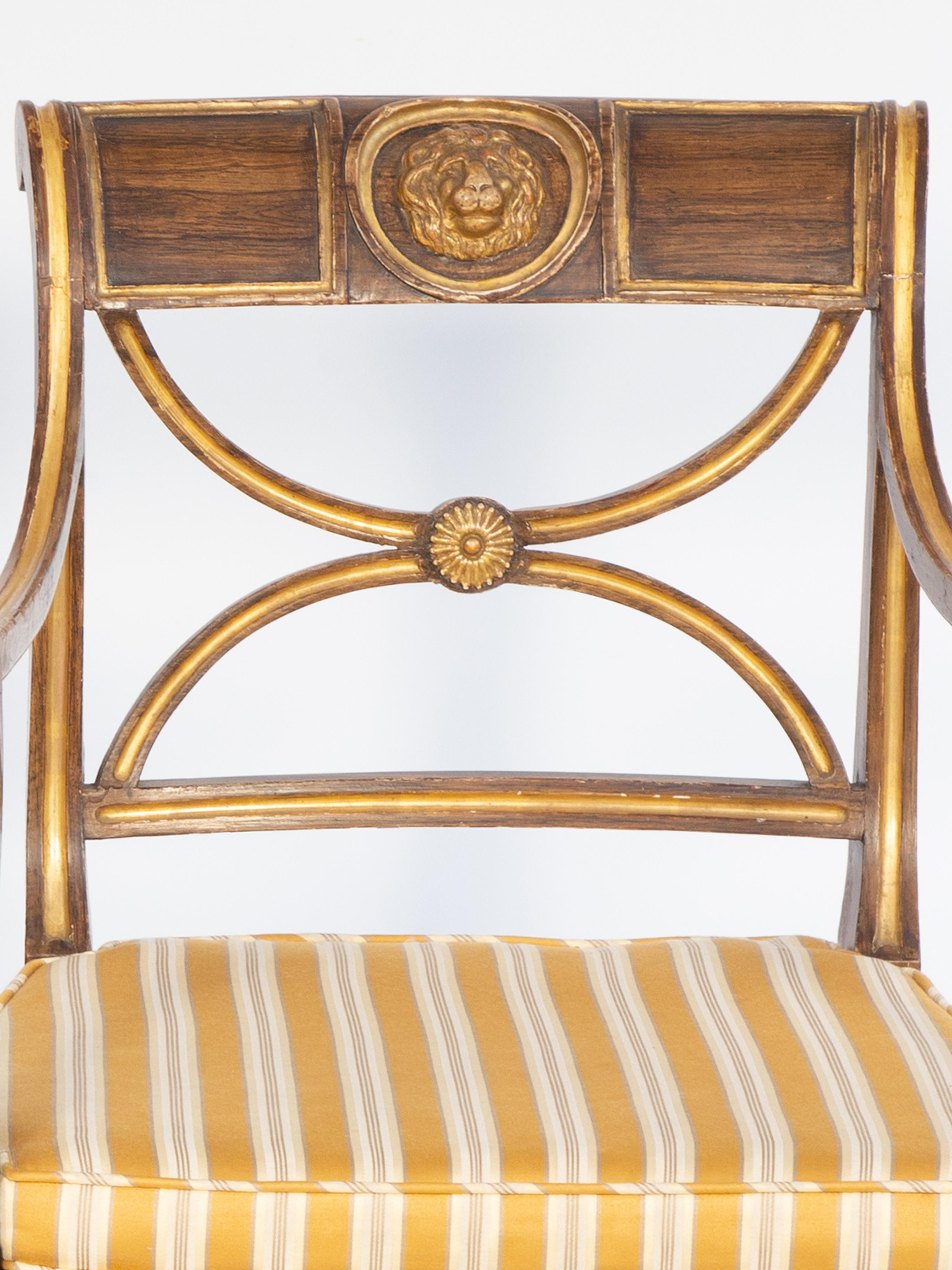 Paire de fauteuils de style Régence française du 19ème siècle peints en faux bois avec sièges cannés en vente 2