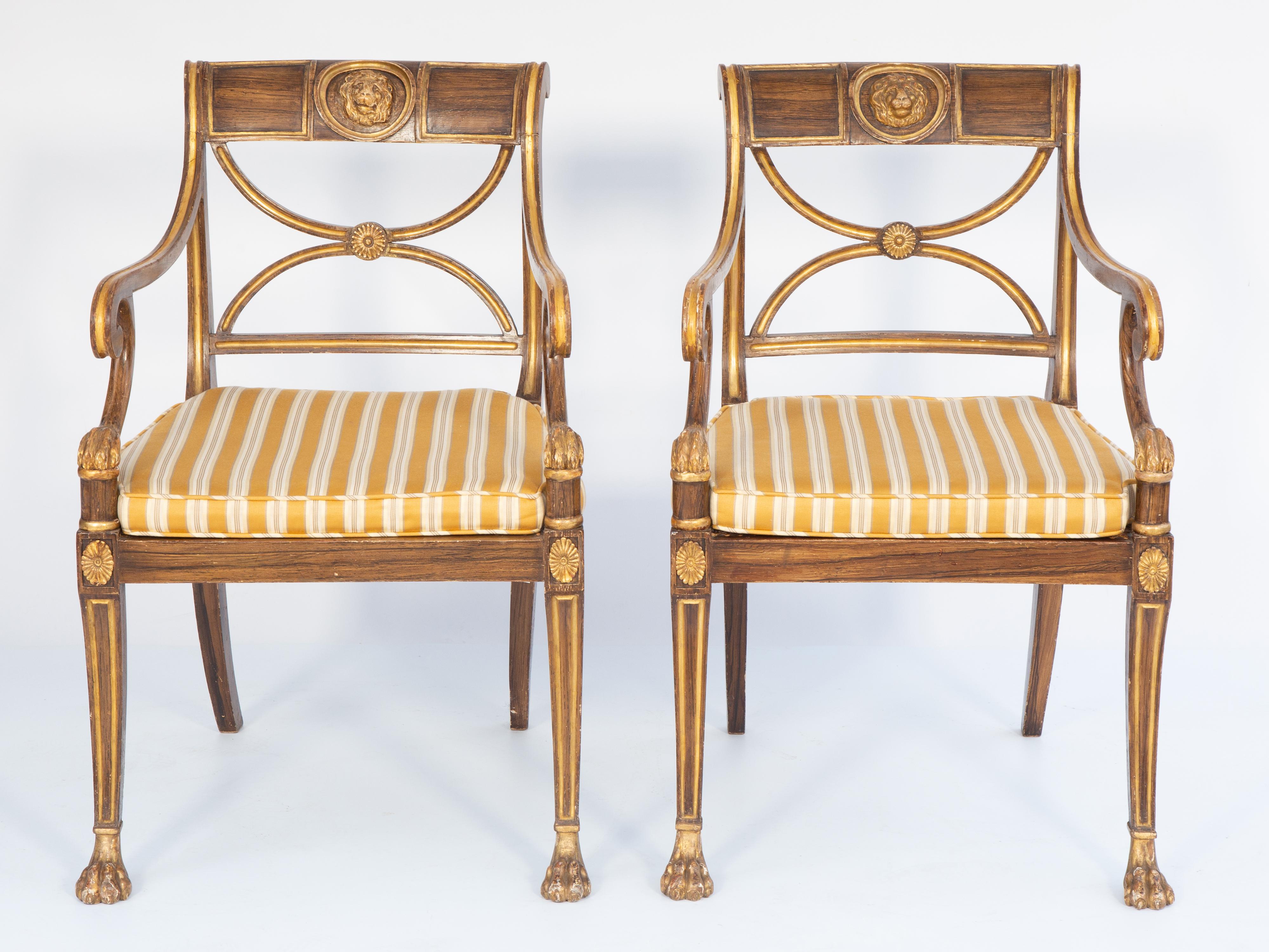 Paire de fauteuils Regency d'époque, présentant une finition en faux bois qui imite l'aspect du grain de bois naturel. Les chaises sont dotées de larges accoudoirs incurvés qui se terminent gracieusement par de délicates volutes. Chaque dossier de