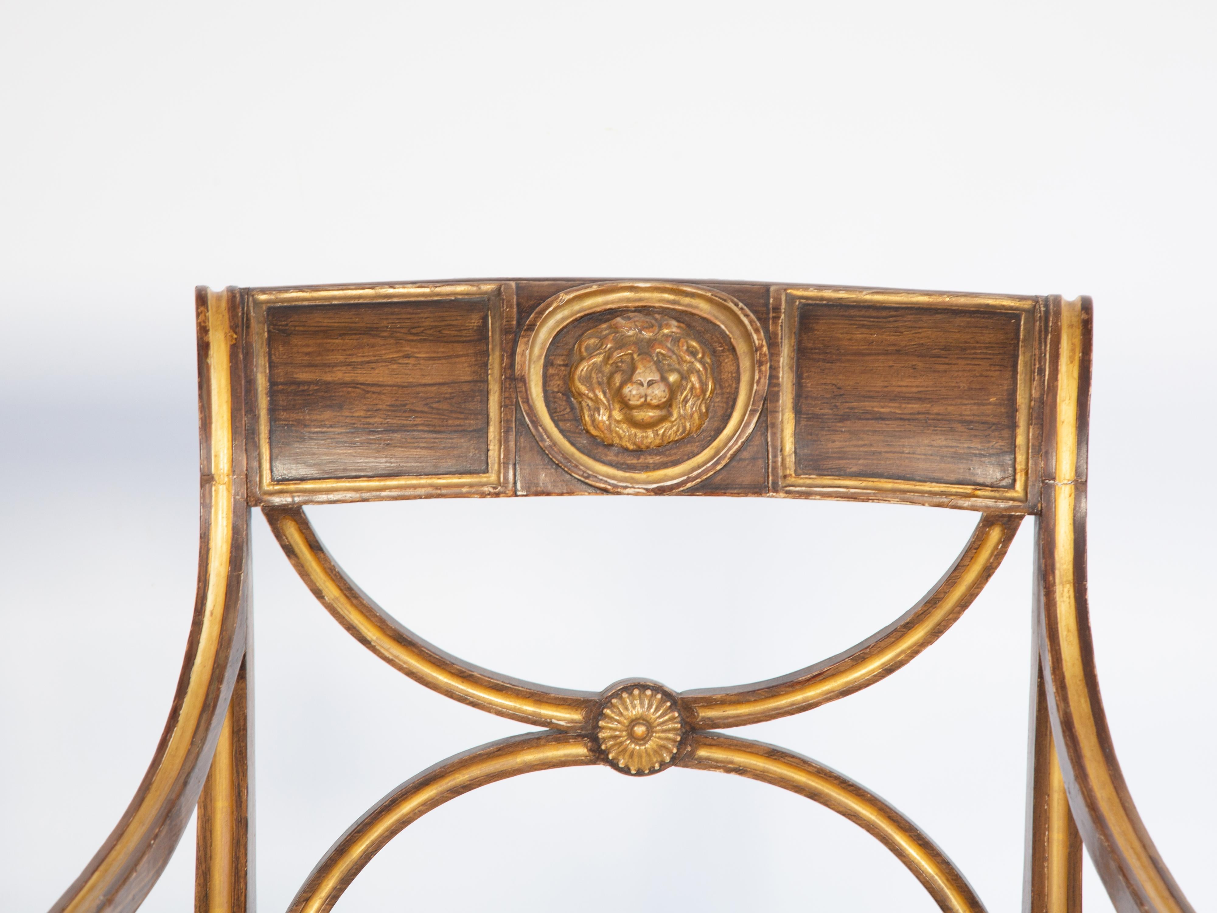Britannique Paire de fauteuils de style Régence française du 19ème siècle peints en faux bois avec sièges cannés en vente