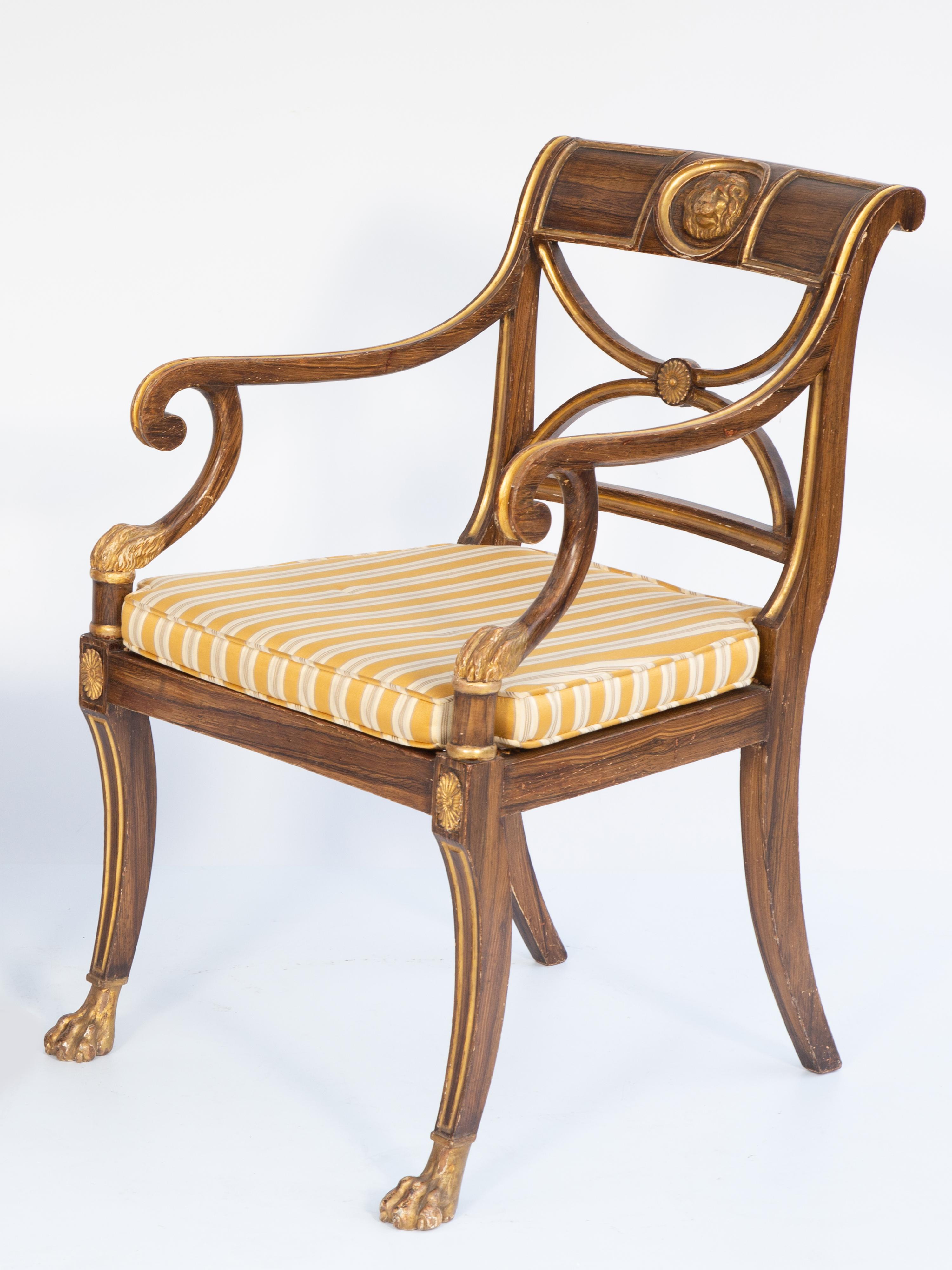 Canne Paire de fauteuils de style Régence française du 19ème siècle peints en faux bois avec sièges cannés en vente