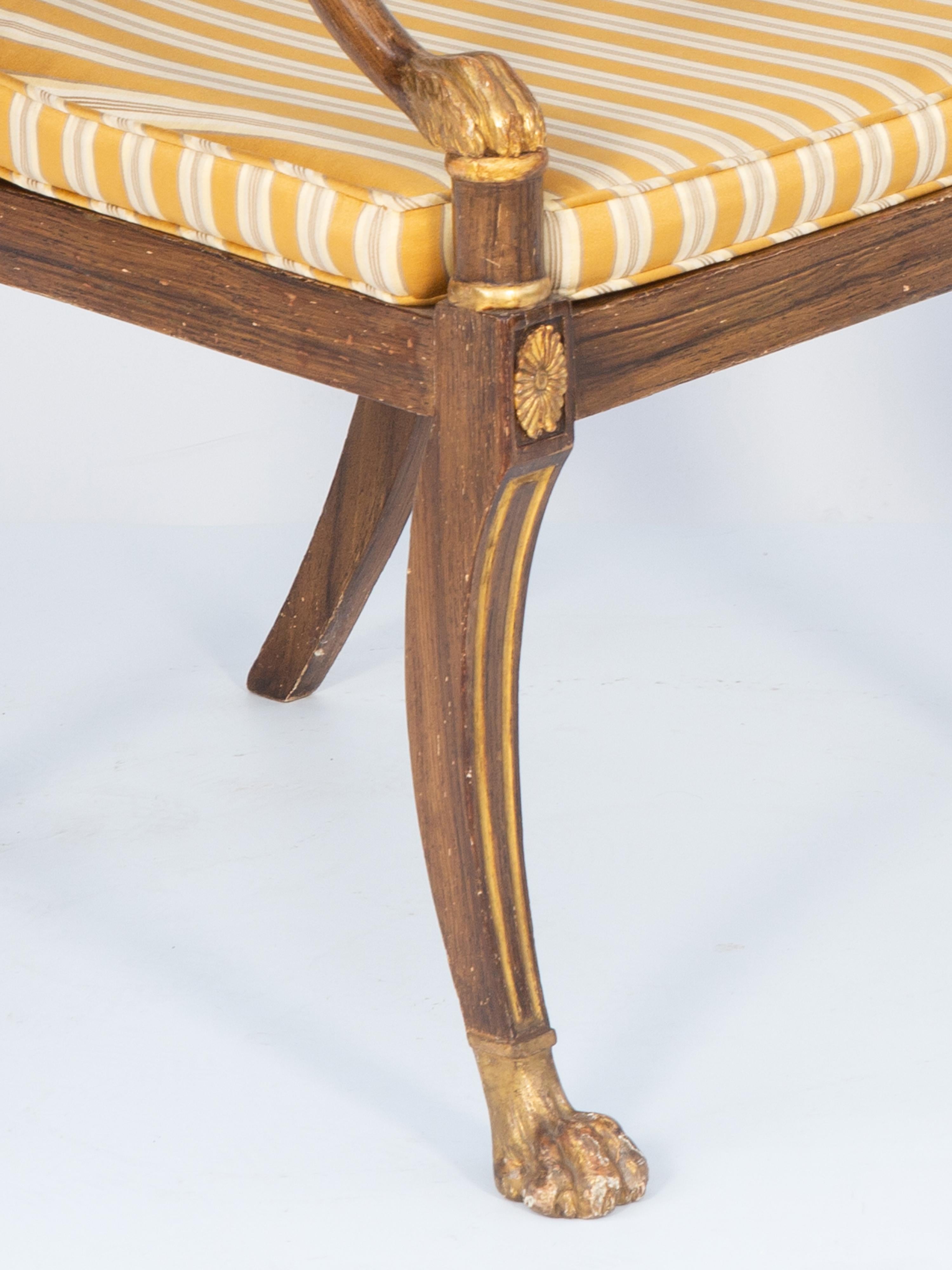 Paire de fauteuils de style Régence française du 19ème siècle peints en faux bois avec sièges cannés en vente 1