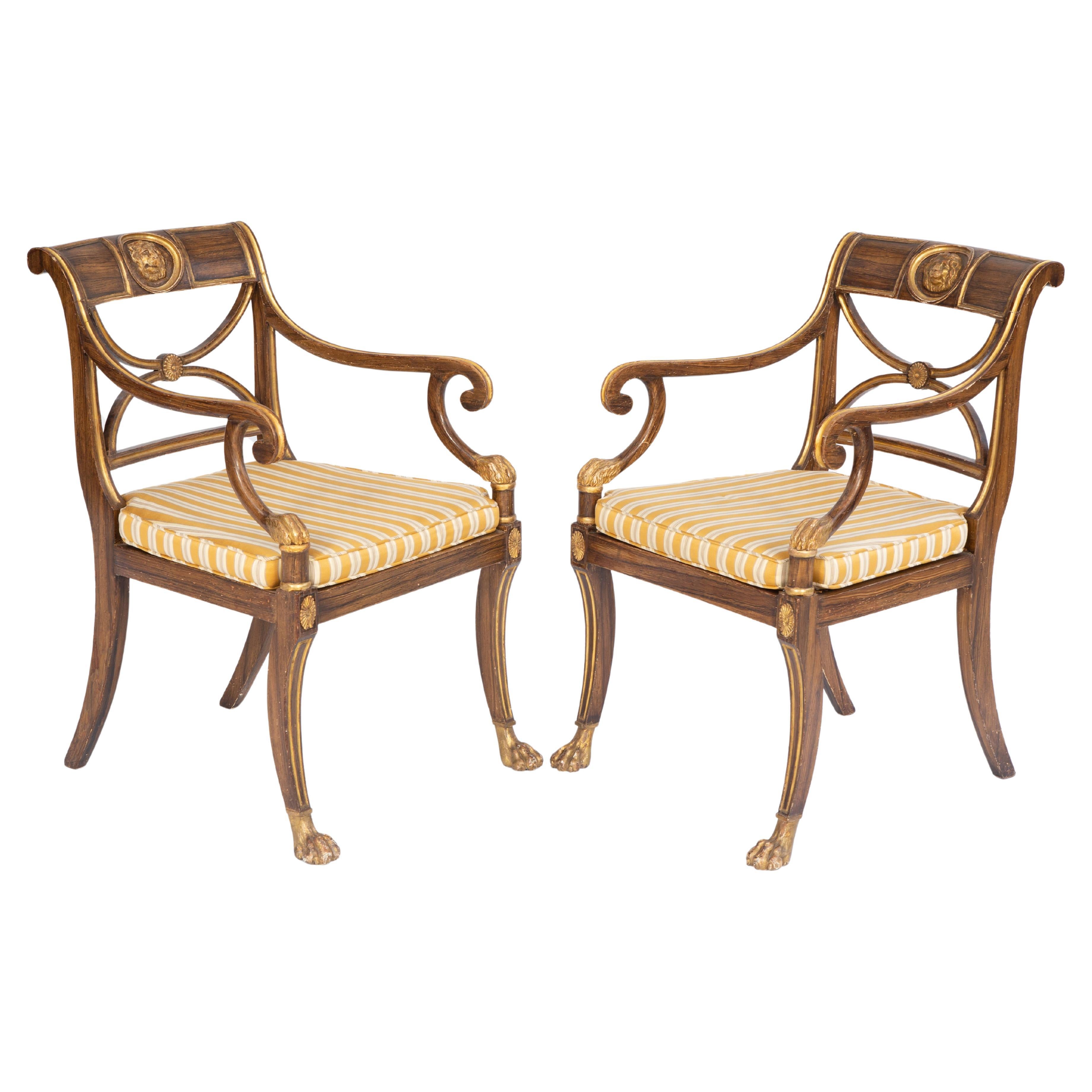 Paire de fauteuils de style Régence française du 19ème siècle peints en faux bois avec sièges cannés en vente