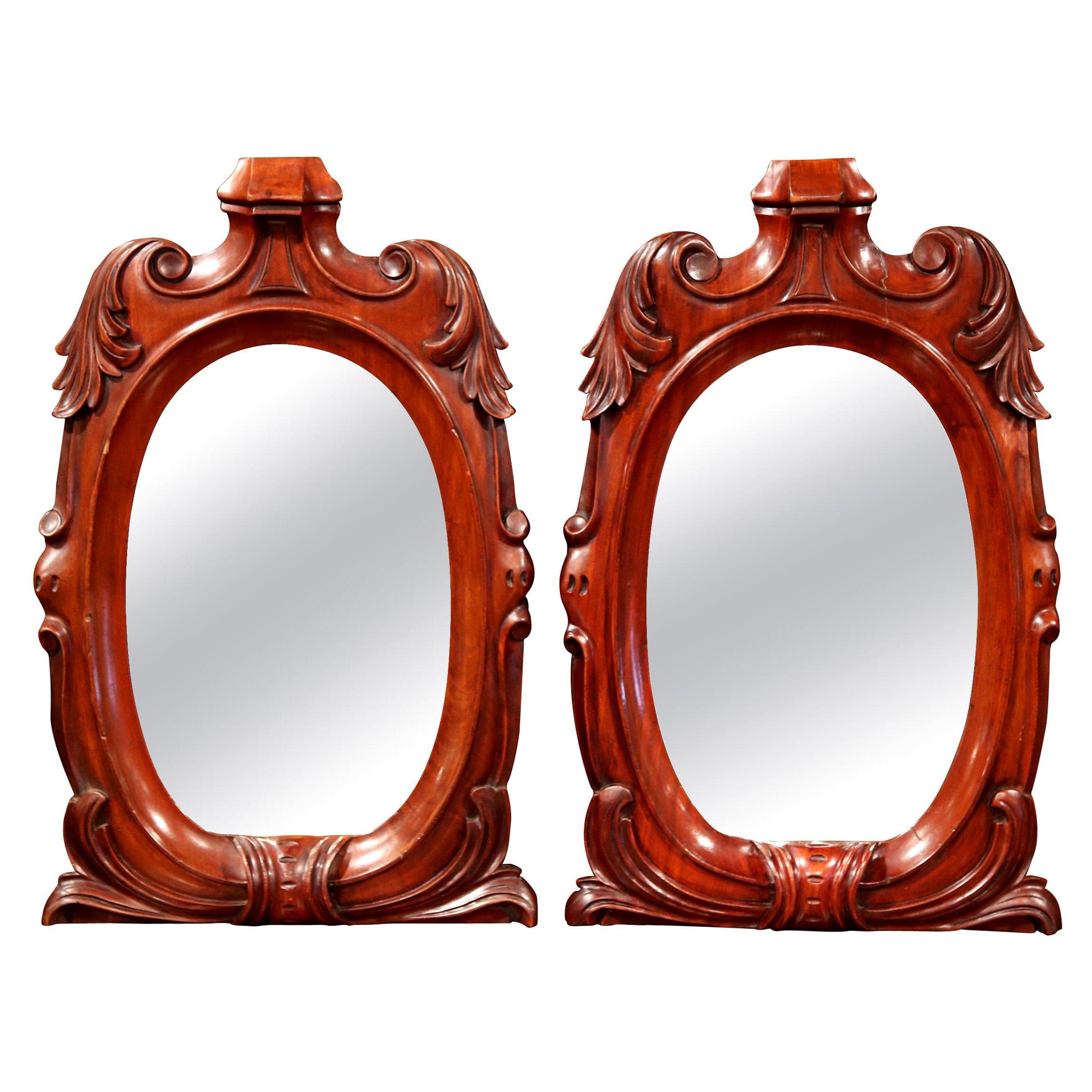 Paire de miroirs en acajou sculpté de style Régence française du 19ème siècle avec décor de feuillage
