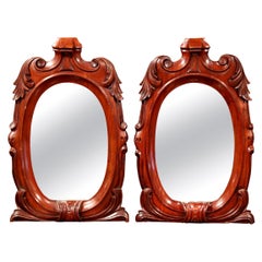 Paire de miroirs en acajou sculpté de style Régence française du 19ème siècle avec décor de feuillage