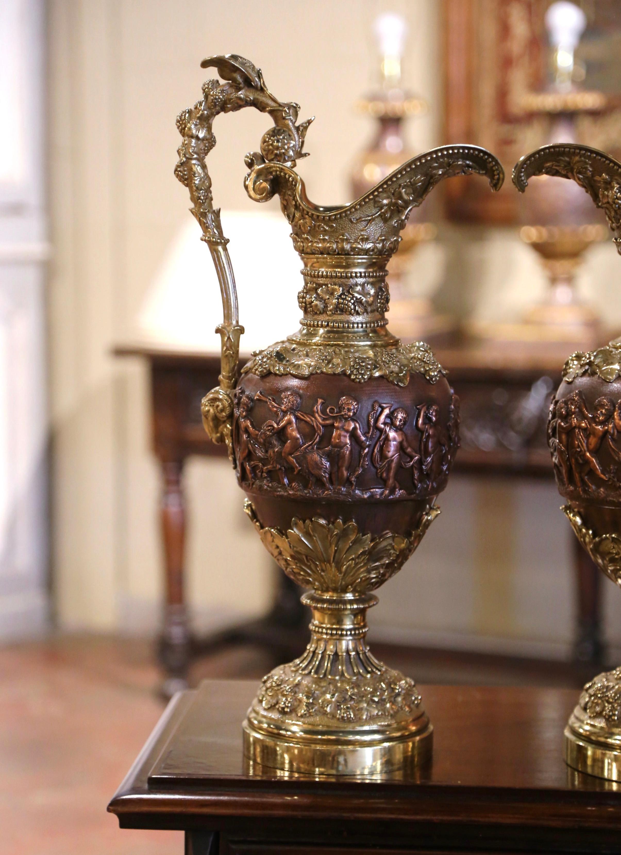 Fai bella mostra di te sulla tua mensola del camino con queste antiche e imponenti cappe d'acqua. Realizzata in Francia intorno al 1870 e costruita in bronzo, ogni 