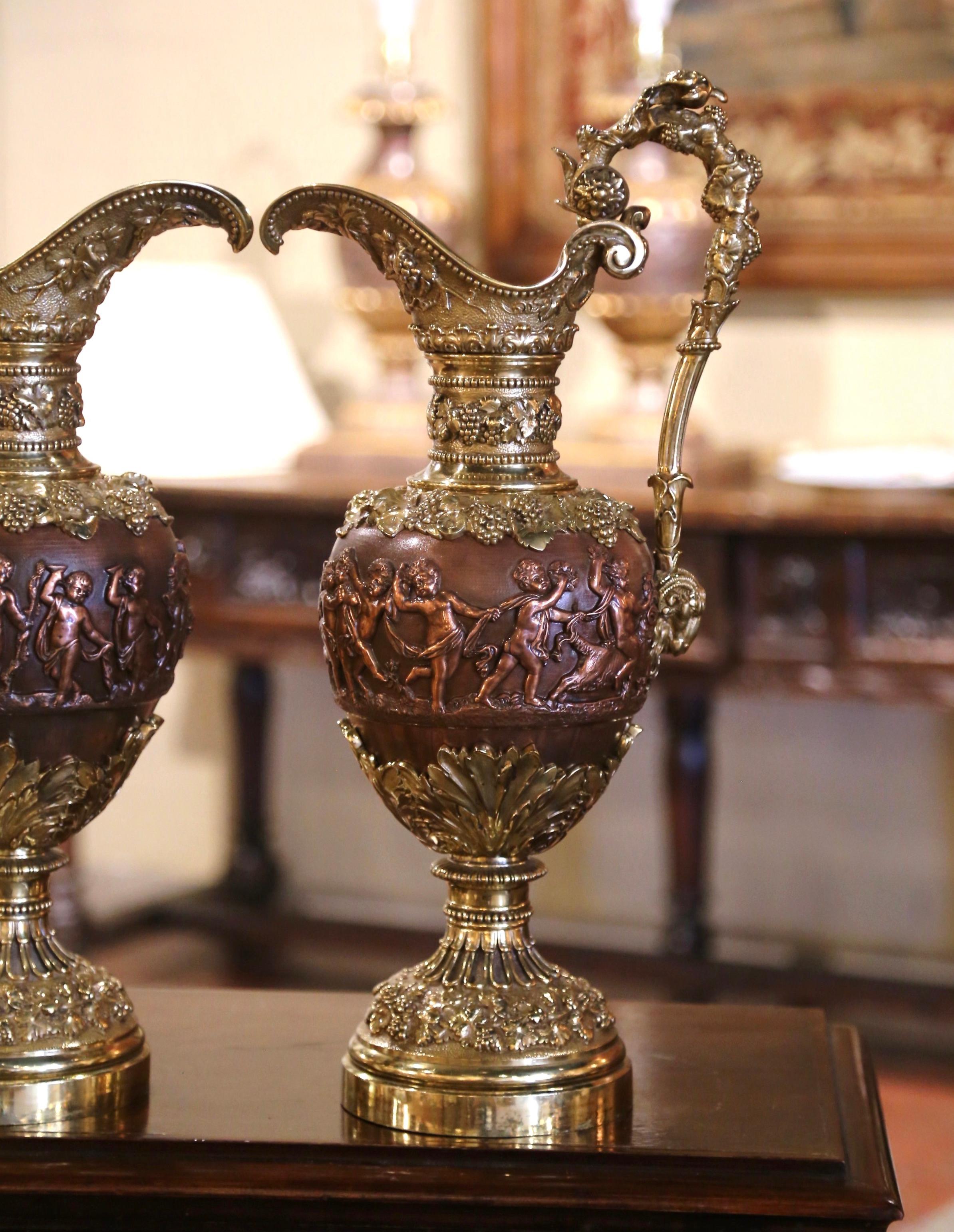 Rinascimento Coppia di Ewers in bronzo patinato rinascimentale francese del XIX secolo, stile Clodion in vendita