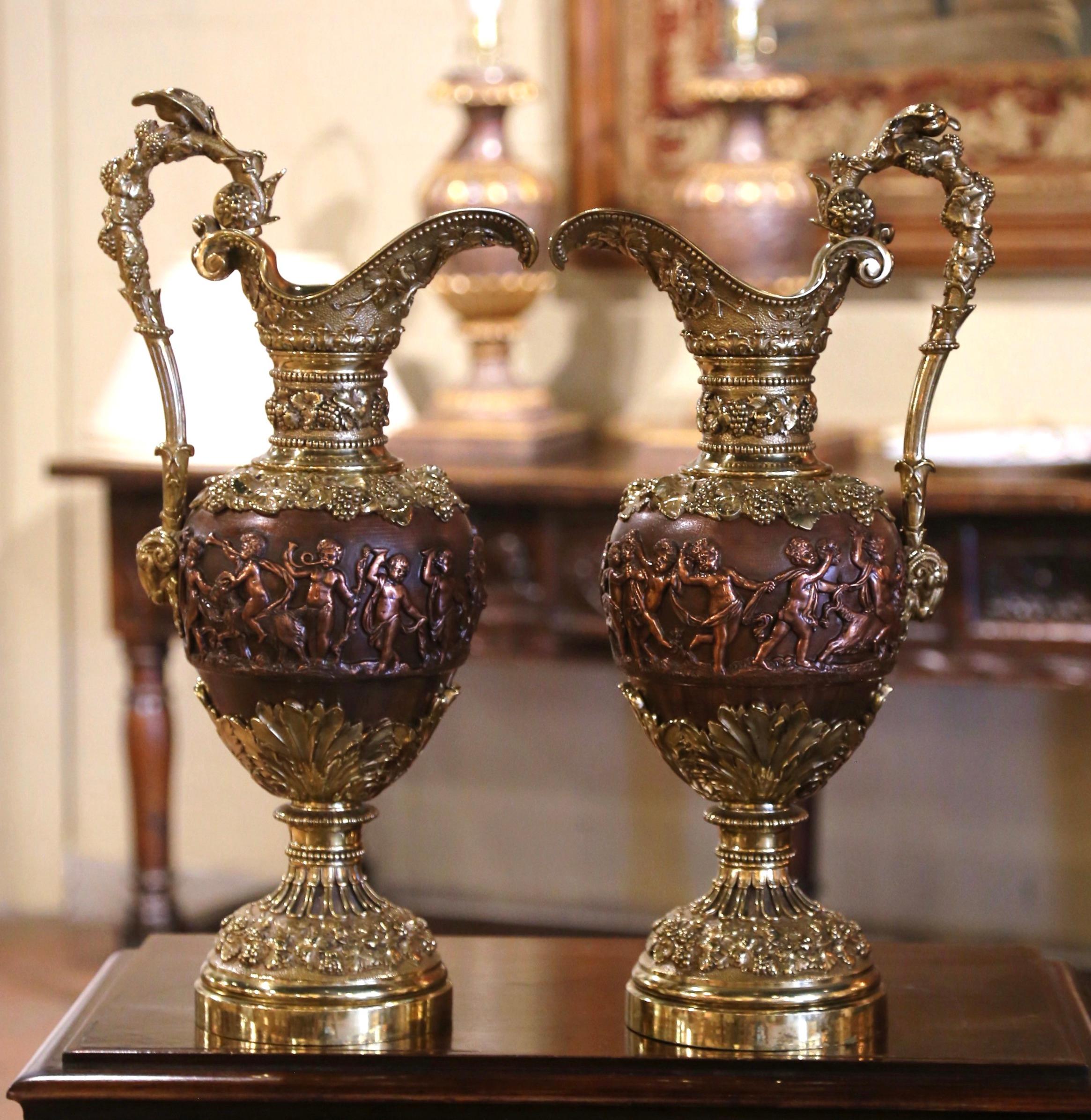 Francese Coppia di Ewers in bronzo patinato rinascimentale francese del XIX secolo, stile Clodion in vendita