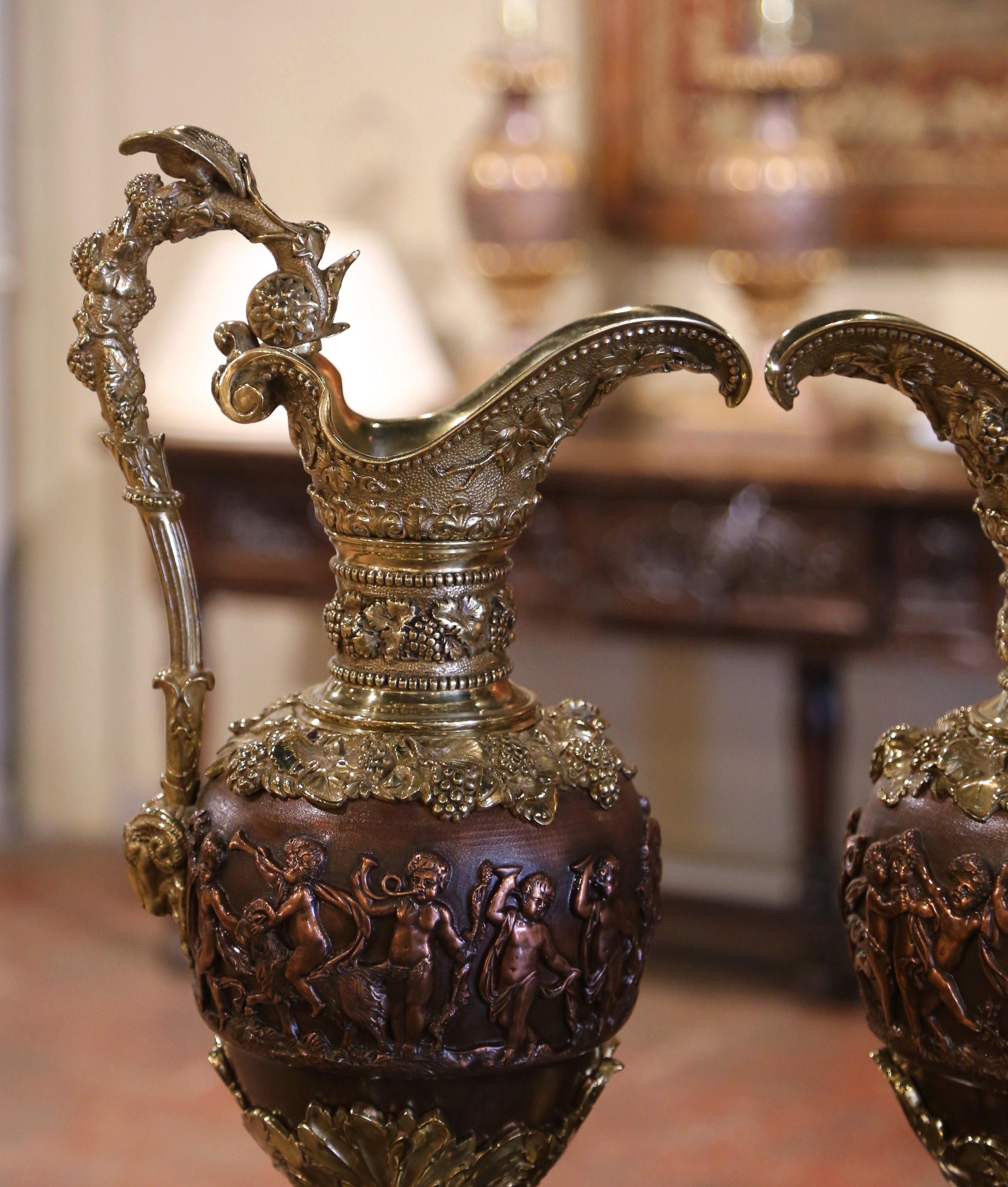Fatto a mano Coppia di Ewers in bronzo patinato rinascimentale francese del XIX secolo, stile Clodion in vendita