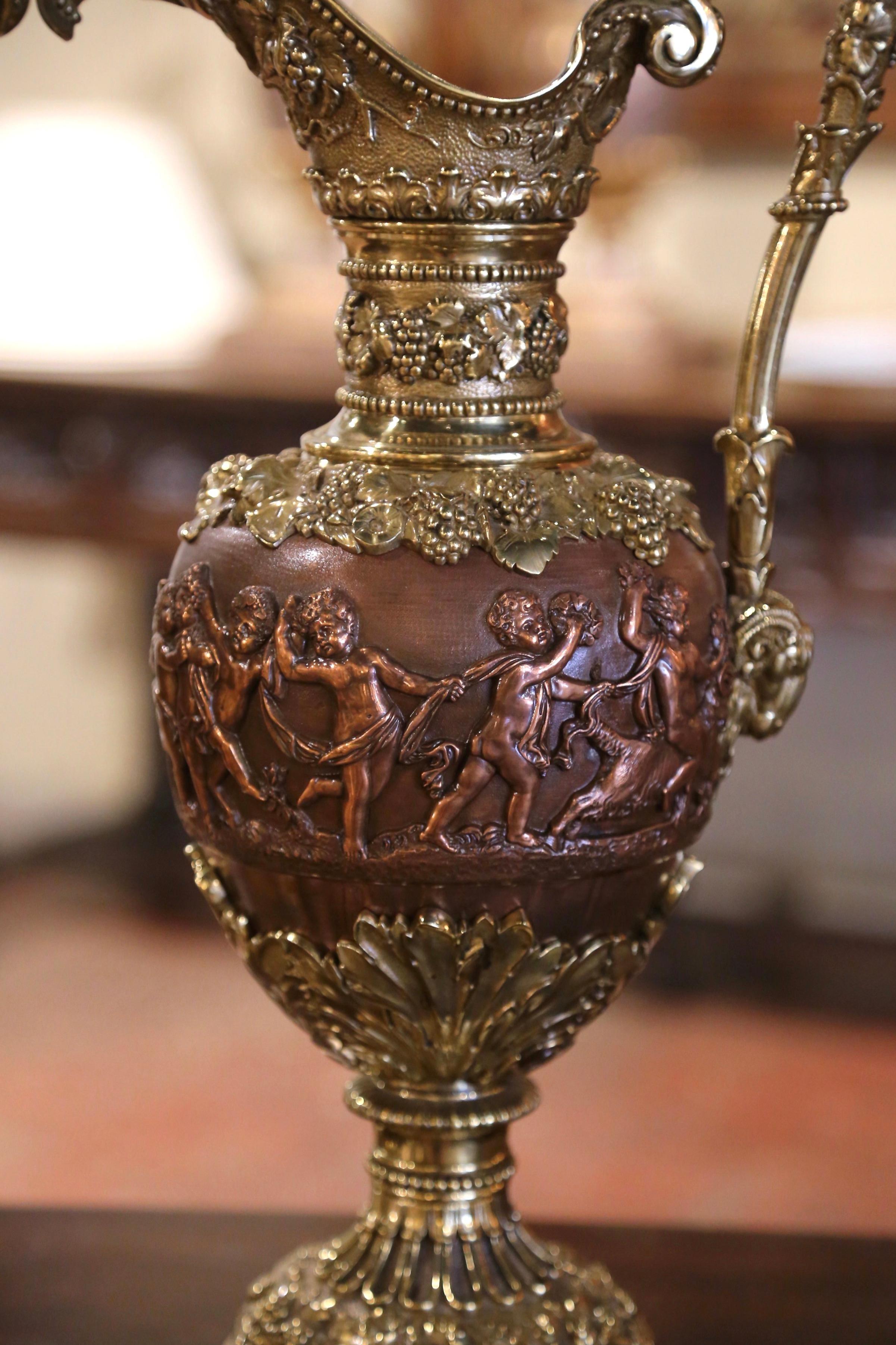 Bronzo Coppia di Ewers in bronzo patinato rinascimentale francese del XIX secolo, stile Clodion in vendita