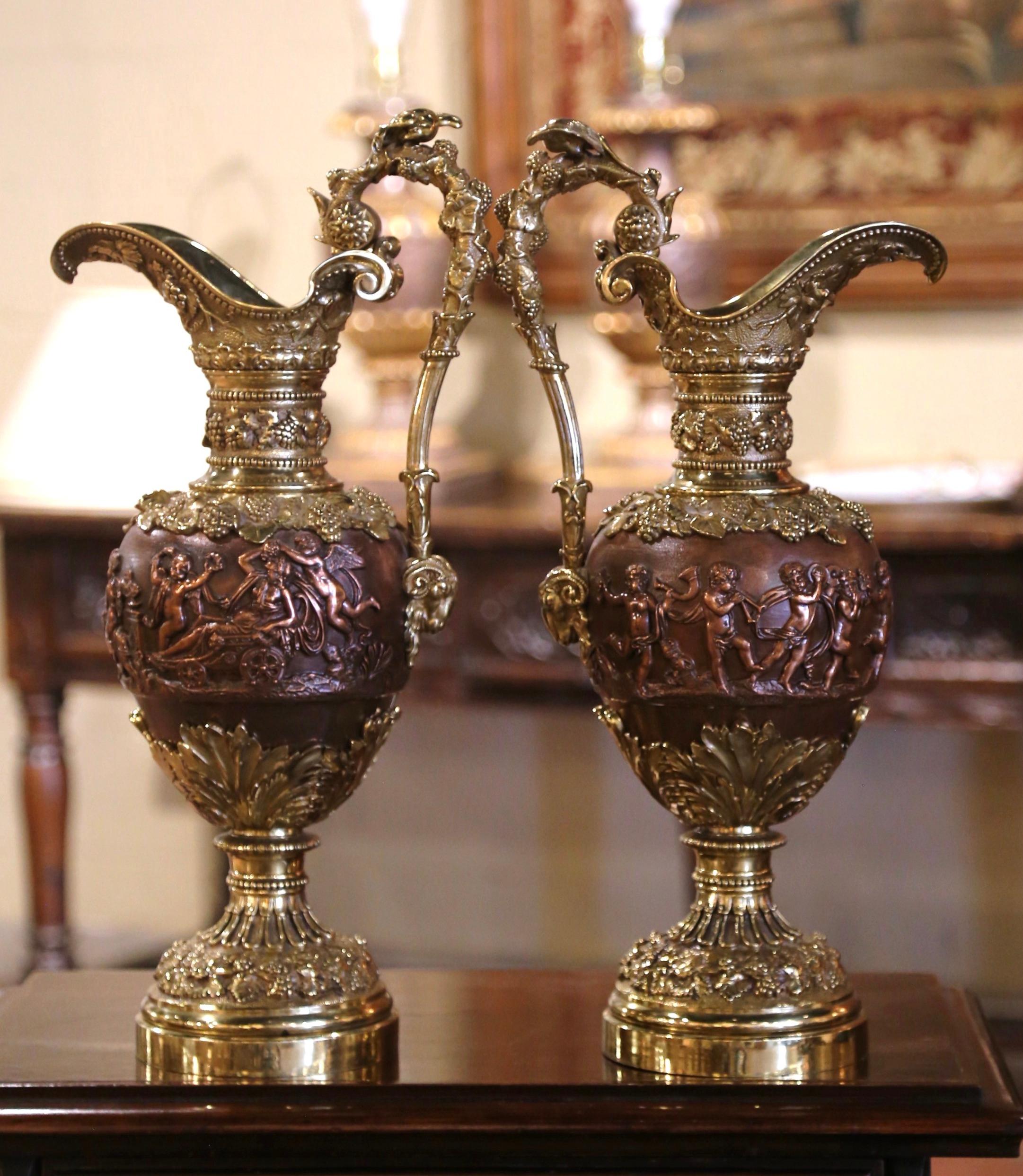 Coppia di Ewers in bronzo patinato rinascimentale francese del XIX secolo, stile Clodion in vendita 1