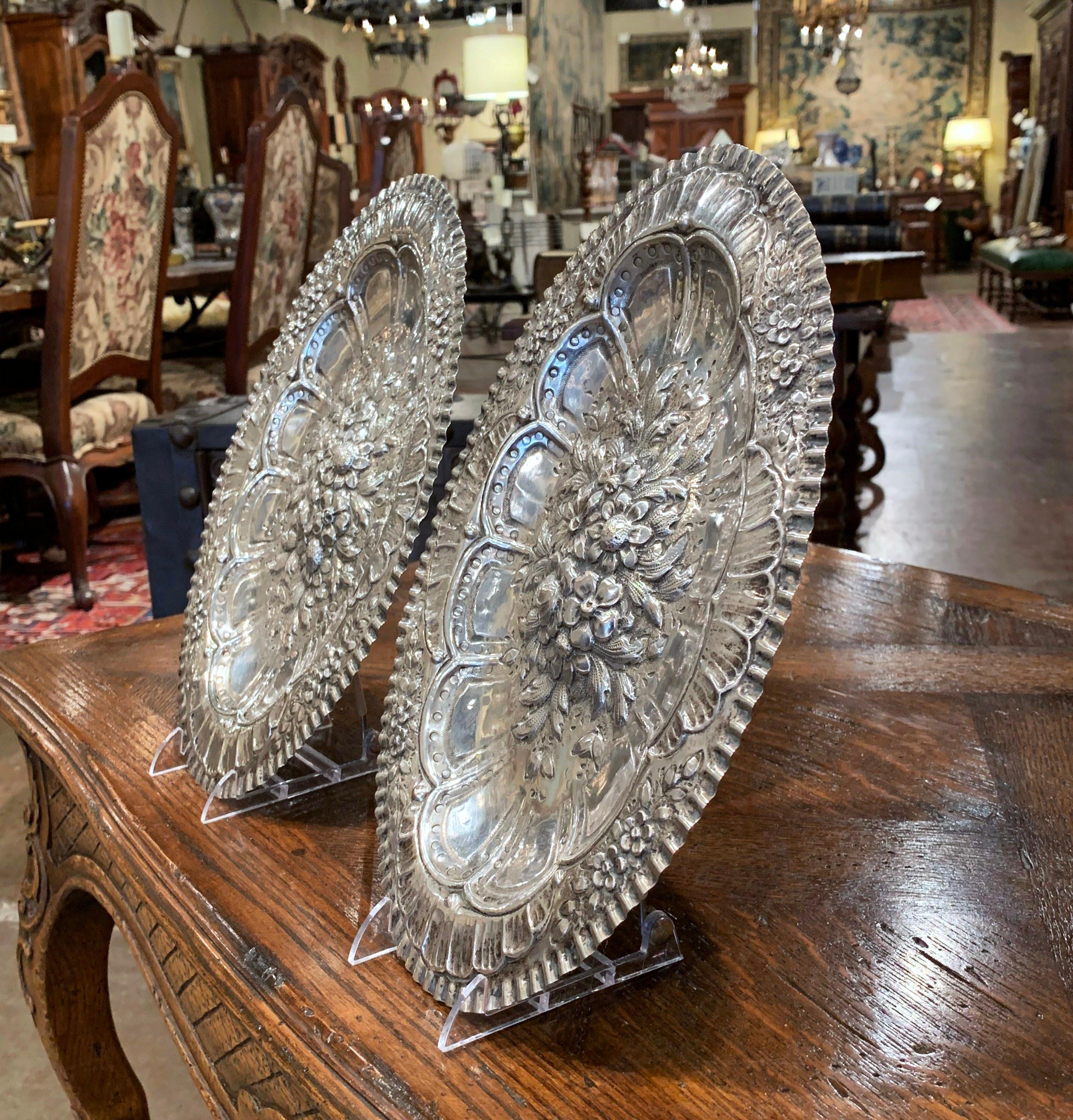 Pair of 19th Century French Repousse Silver Oval Wall Plaques For Sale 2