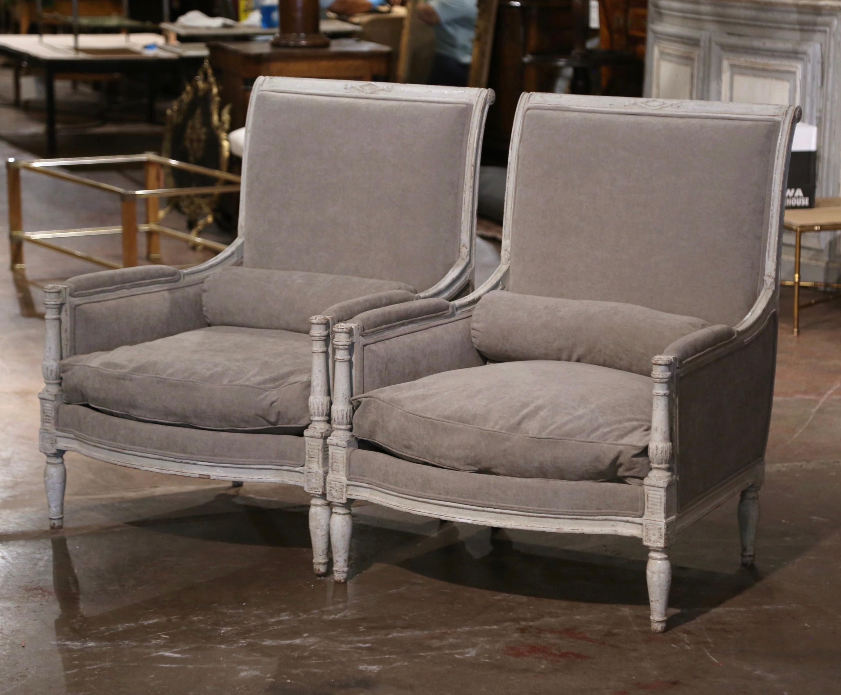Sculpté à la main Paire de fauteuils de restauration française du 19ème siècle, sculptés et peints en vente