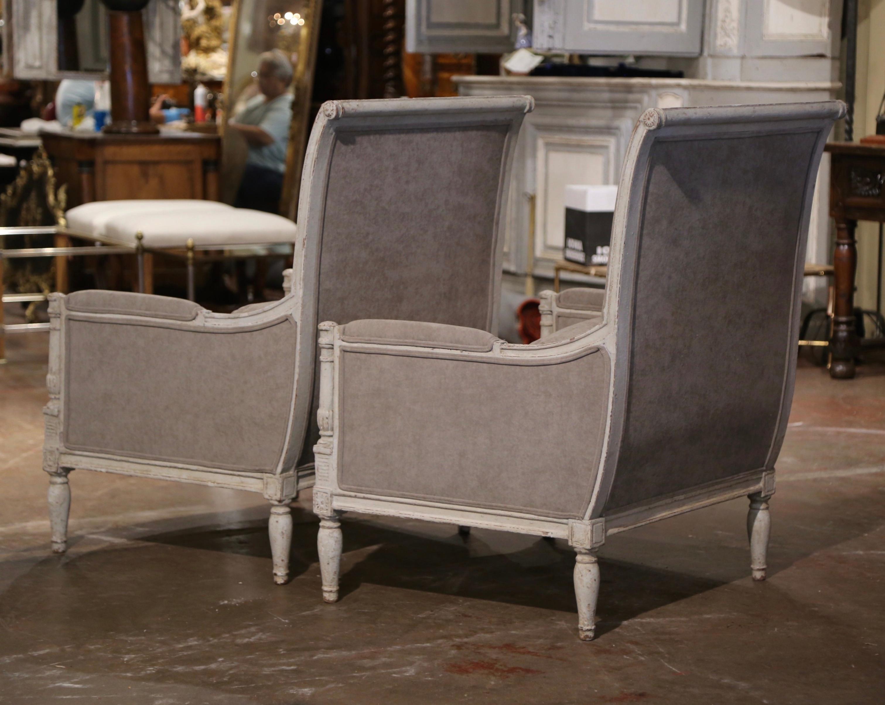 Tissu Paire de fauteuils de restauration française du 19ème siècle, sculptés et peints en vente