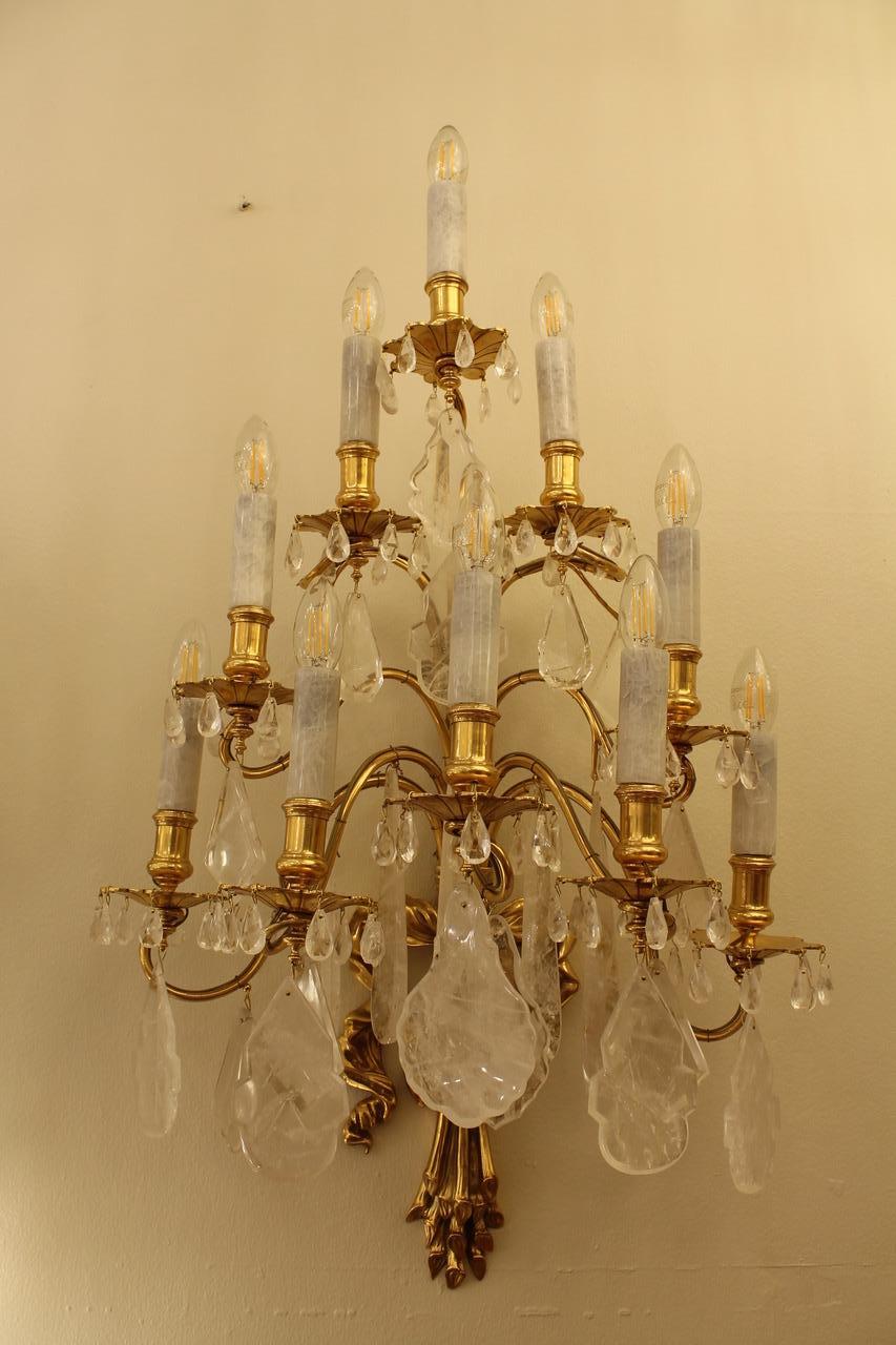 Paire d'appliques à 10 ampoules en cristal de roche français du 19e siècle Excellent état - En vente à London, GB