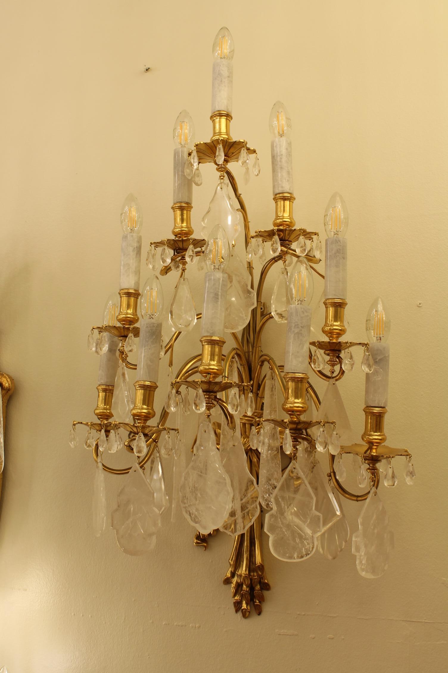 Paire d'appliques à 10 ampoules en cristal de roche français du 19e siècle en vente 1