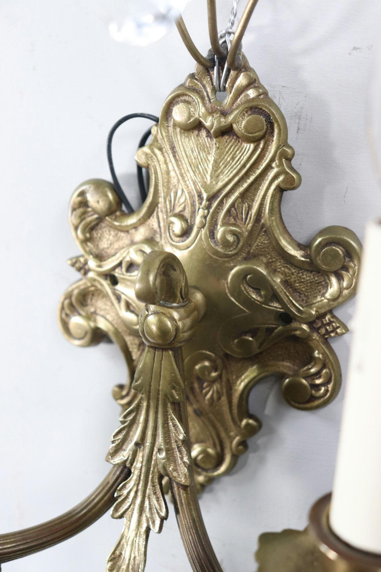 Paar französische Rokoko-Revival-Wandleuchter aus Bronze und Kristall aus dem 19. Jahrhundert im Angebot 1