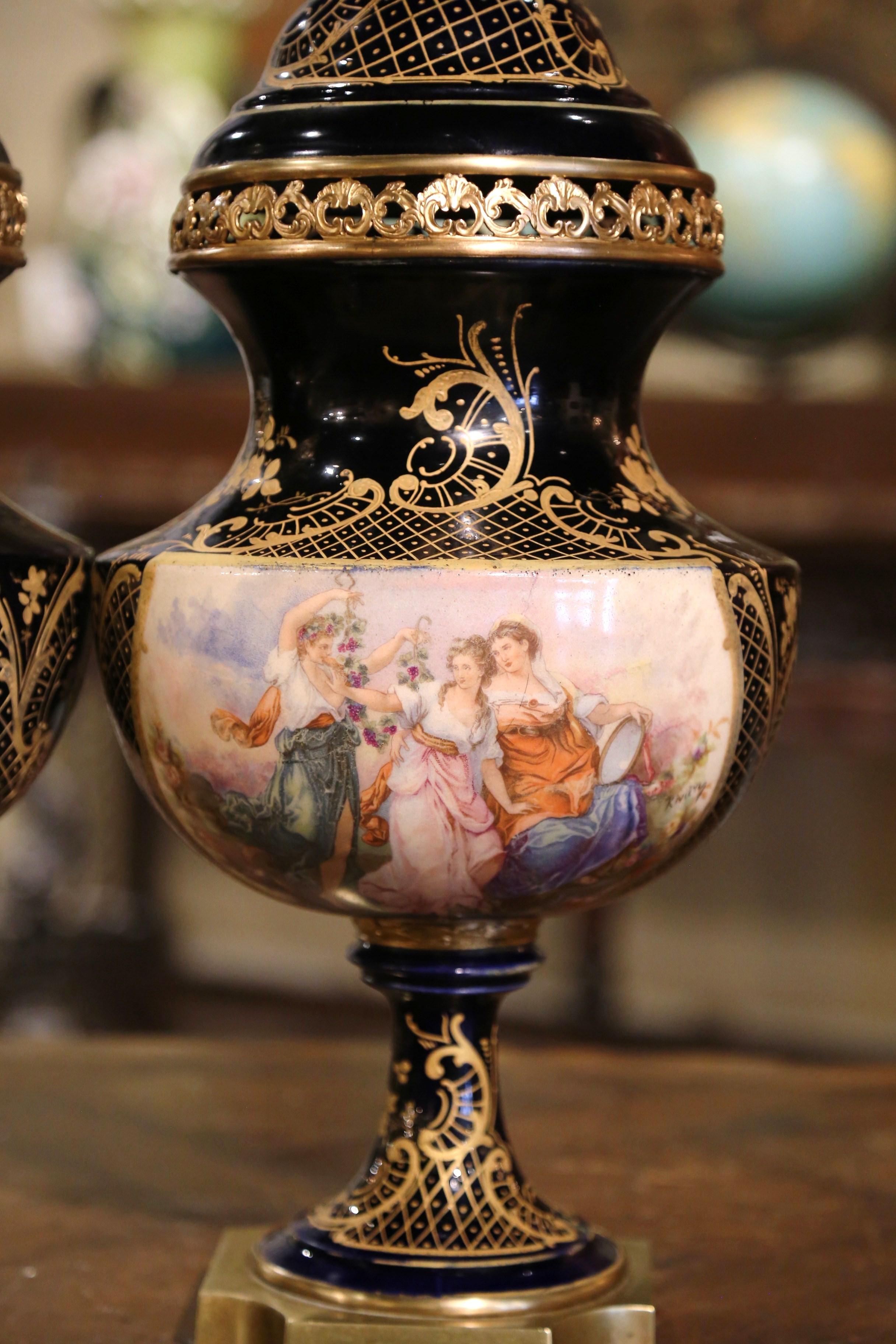 Doré Paire d'urnes couvertes en porcelaine bleu royal et bronze de Sèvres du 19e siècle en vente