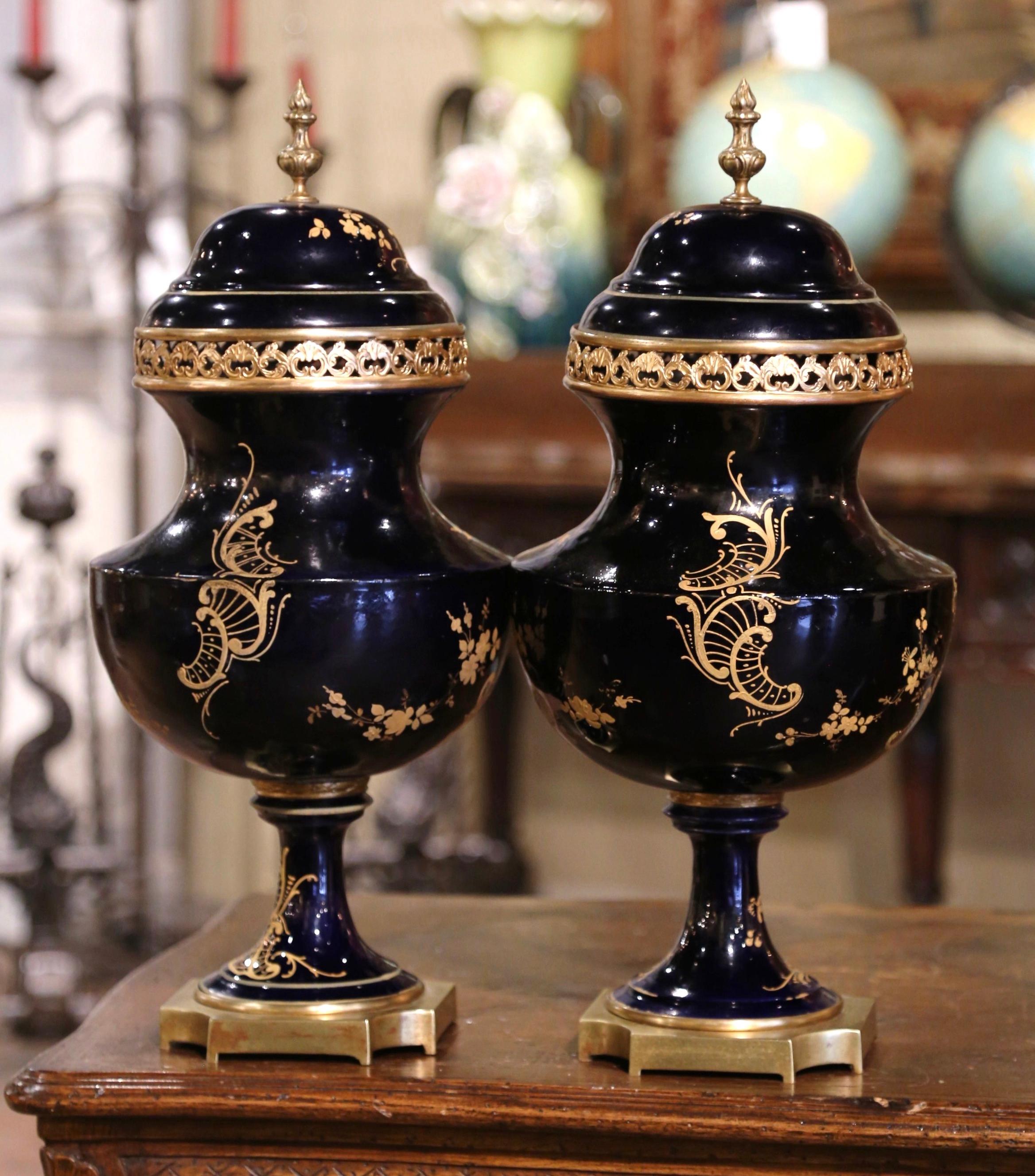 Paire d'urnes couvertes en porcelaine bleu royal et bronze de Sèvres du 19e siècle en vente 1
